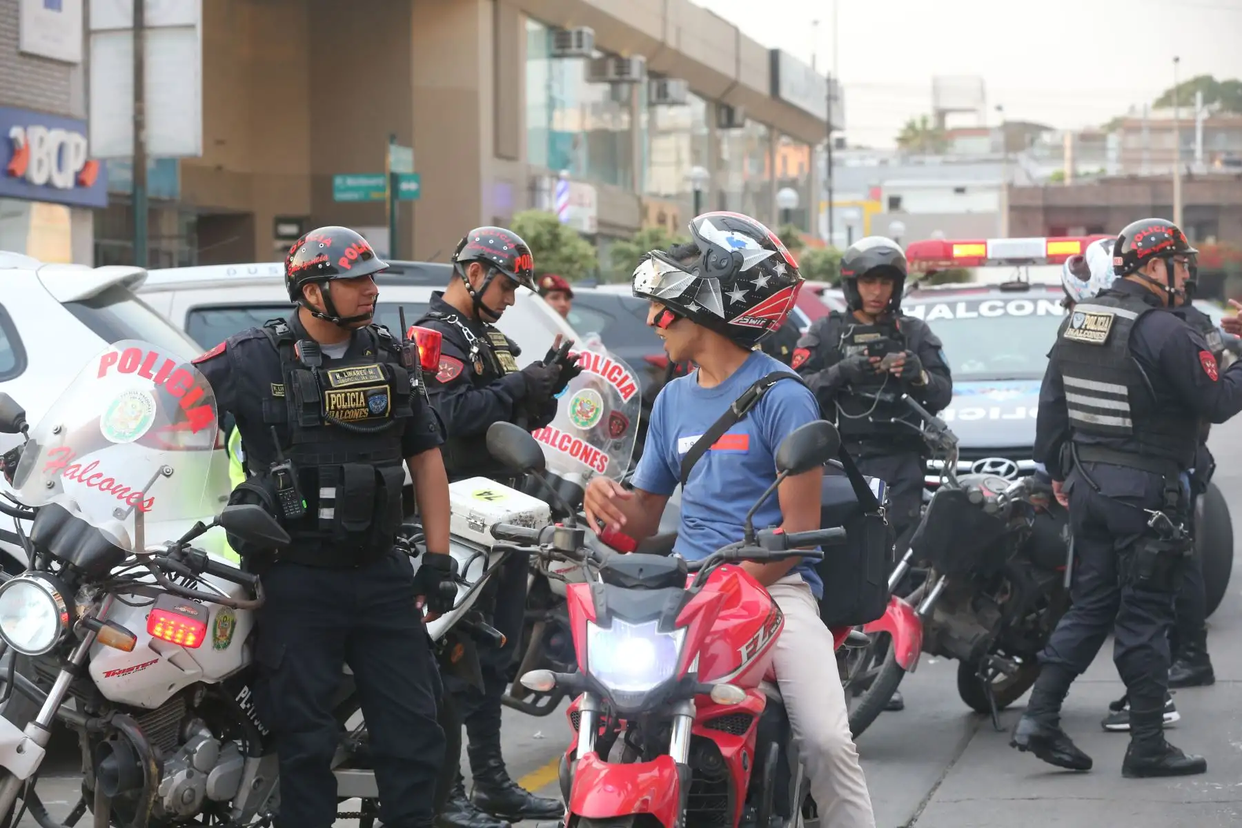 Megaoperativo policial en el CC de Chacarilla en Surco. PNP realizo  intervención  a motos lineales y vehículos de alta gama, en el marco de mas seguridad para la población .Foto: ANDINA/Jhony Laurente