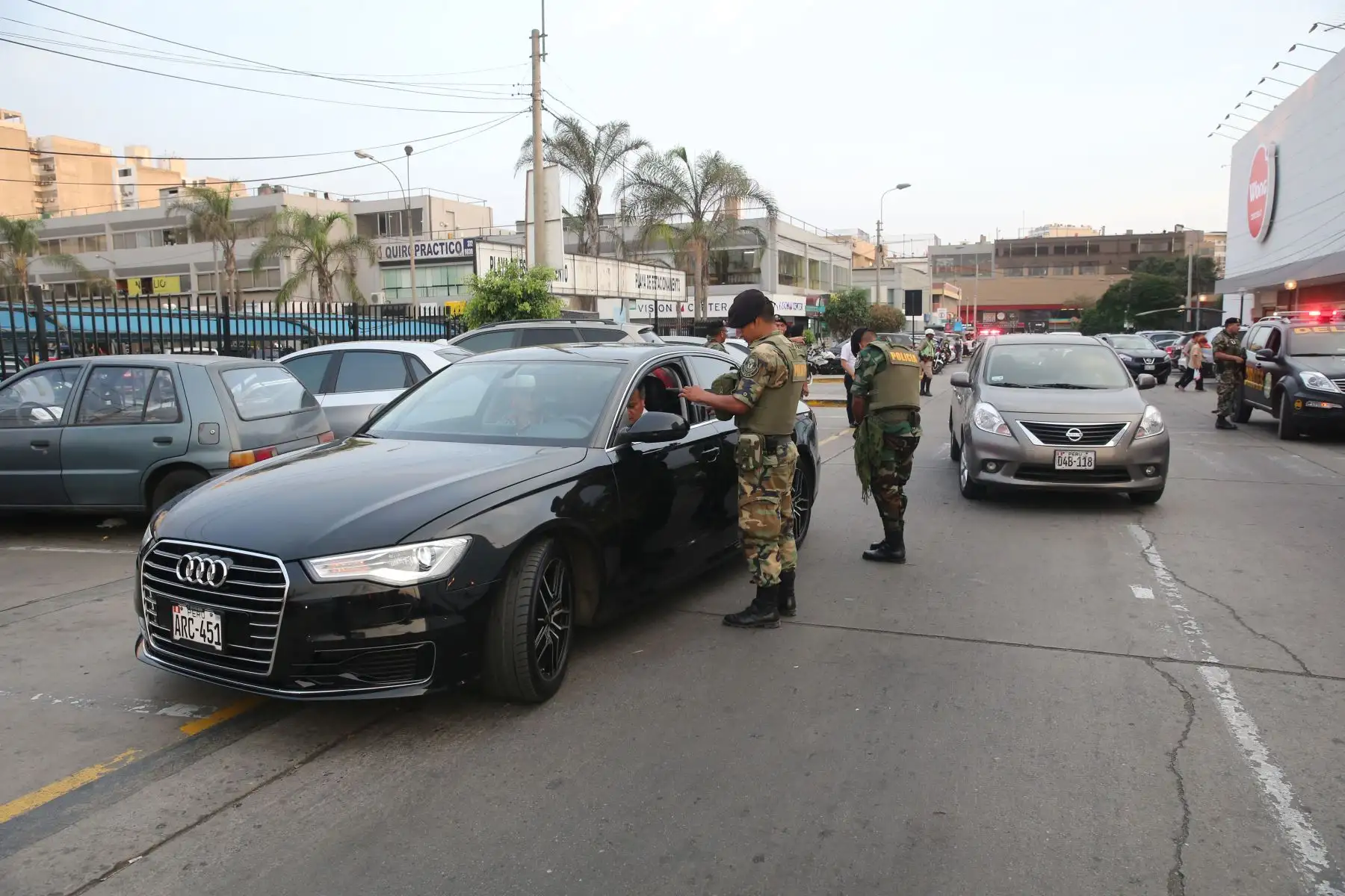 Megaoperativo policial en el CC de Chacarilla en Surco. PNP realizo  intervención  a motos lineales y vehículos de alta gama, en el marco de mas seguridad para la población .Foto: ANDINA/Jhony Laurente