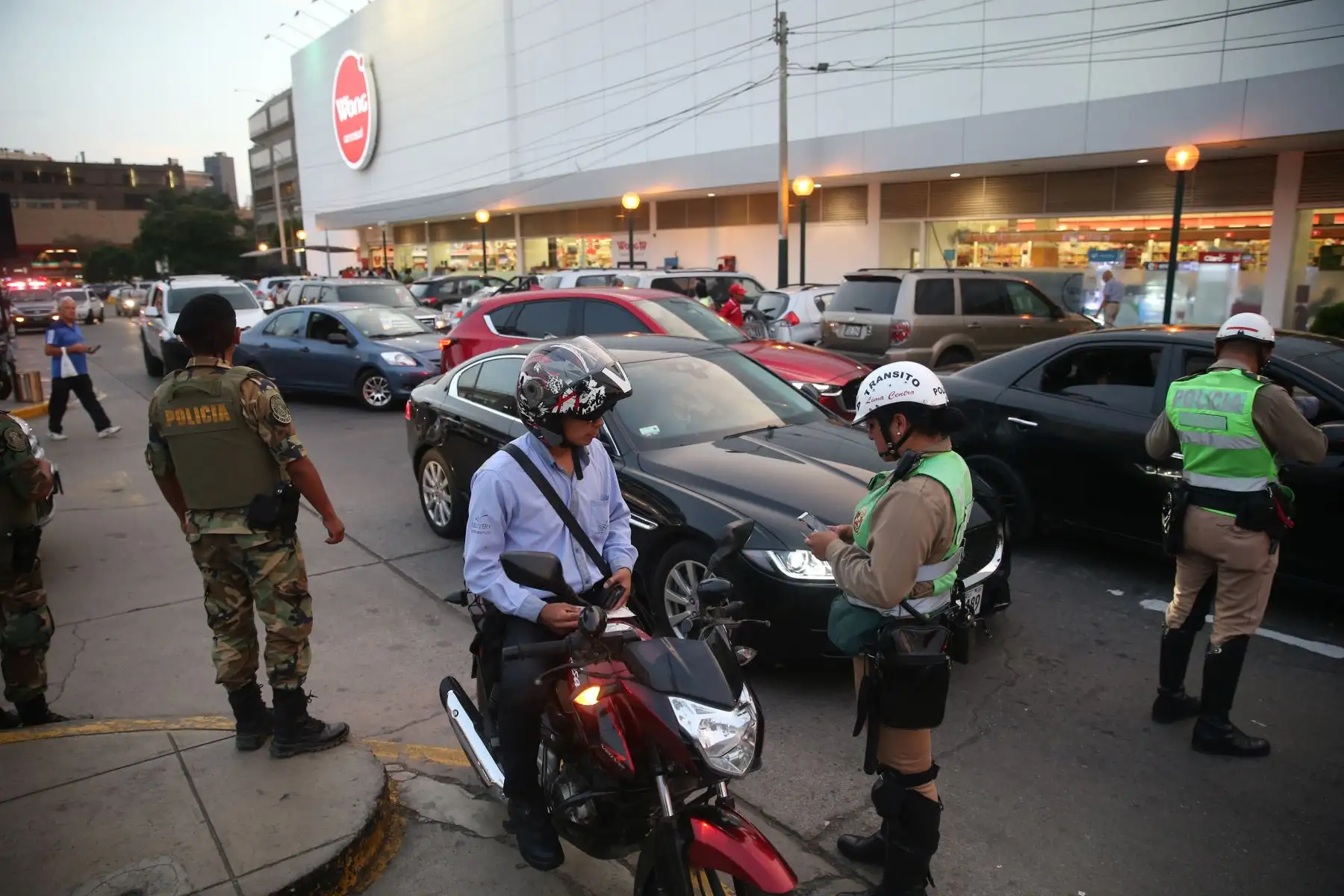 Megaoperativo policial en el CC de Chacarilla en Surco. PNP realizo  intervención  a motos lineales y vehículos de alta gama, en el marco de mas seguridad para la población .Foto: ANDINA/Jhony Laurente