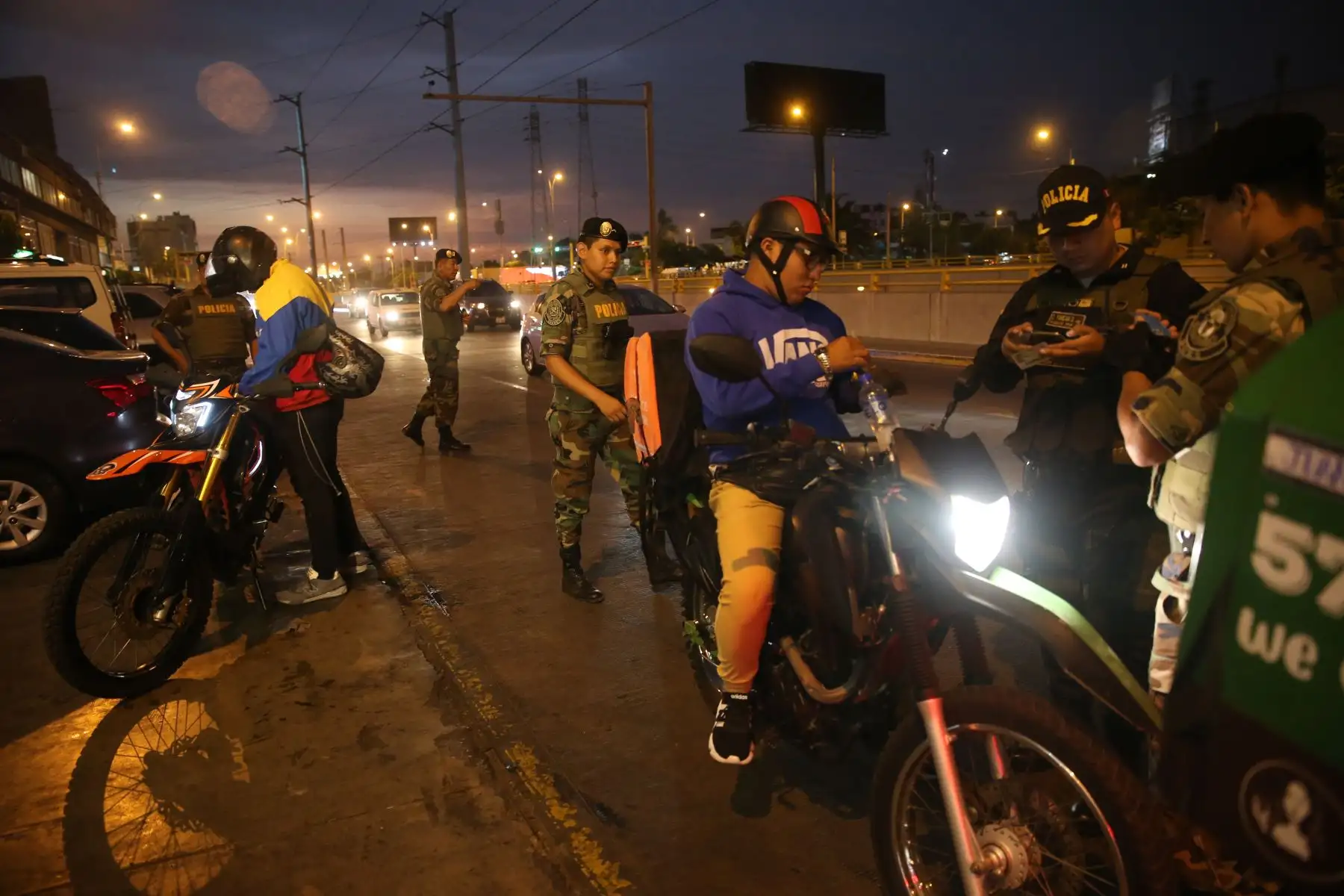 Megaoperativo policial en el CC de Chacarilla en Surco. PNP realizo  intervención  a motos lineales y vehículos de alta gama, en el marco de mas seguridad para la población .Foto: ANDINA/Jhony Laurente