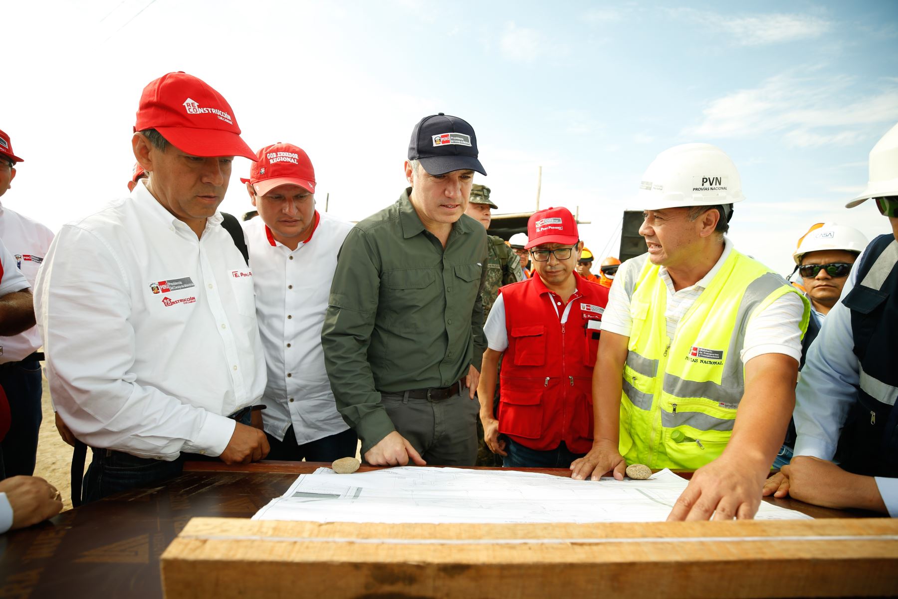 El jefe del Gabinete Ministerial Salvador del Solar, y el titular del MTC, Edmer Trujillo, supervisaron avance de obras de prevención y reconstrucción en Piura.