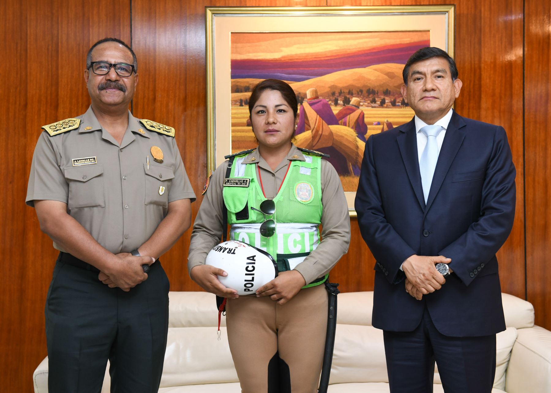El ministro del Interior, Carlos Morán, felicitó hoy de manera personal el coraje y valentía de la suboficial de la Policía Nacional del Perú Paula Cabanillas Adauto,