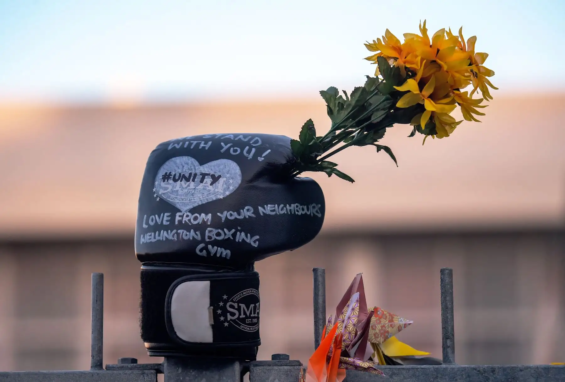 Un mensaje para la unidad se observa en un guante de boxeo en un Centro Islámico en Kilbirnie, Wellingto. Foto: AFP
