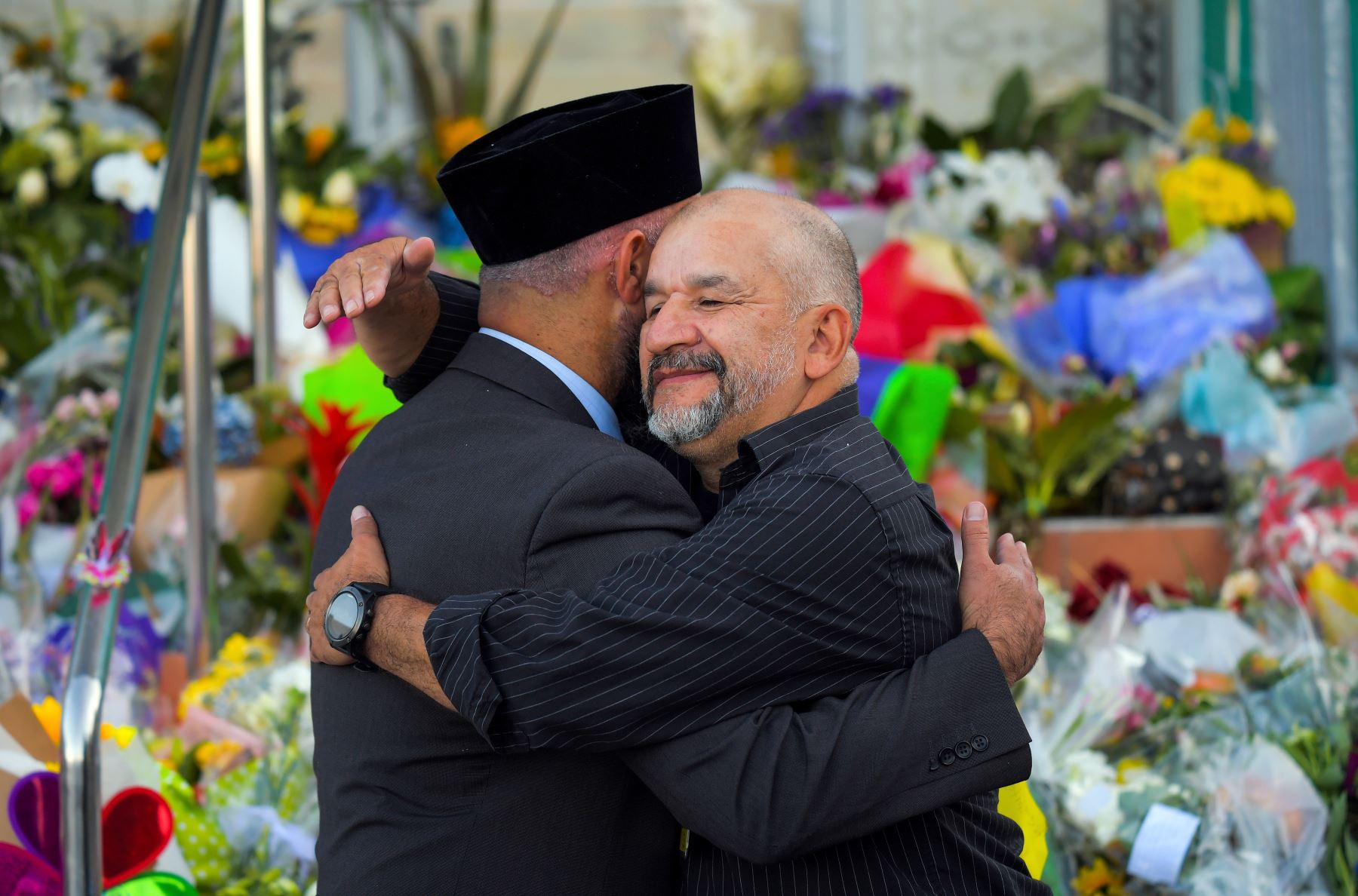 Un residente abraza a Tahir Nawaz, presidente de la Asociación Internacional Musulmana de Nueva Zelanda. Foto: AFP