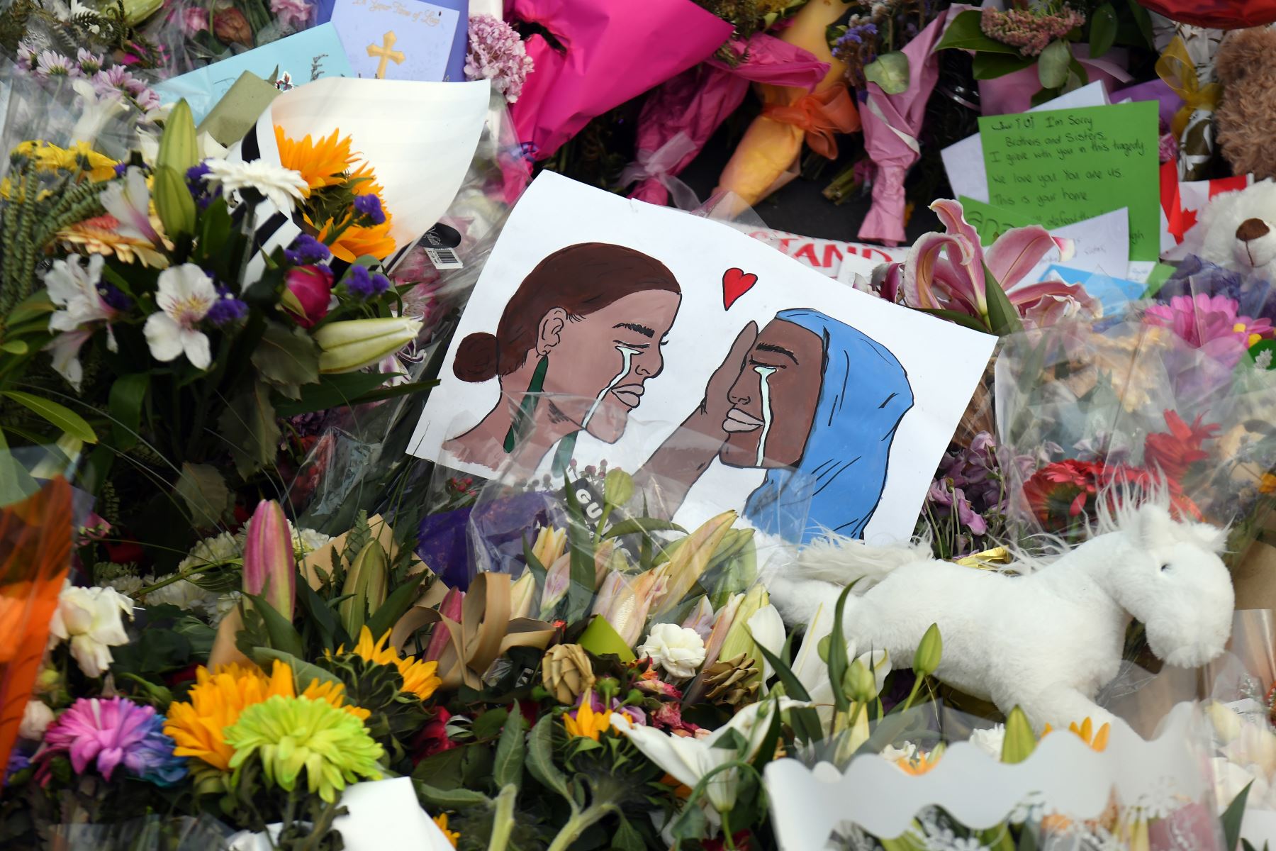 Poster conmemorativo para las víctimas de los ataques a la mezquita en Christchurch. Foto: AFP