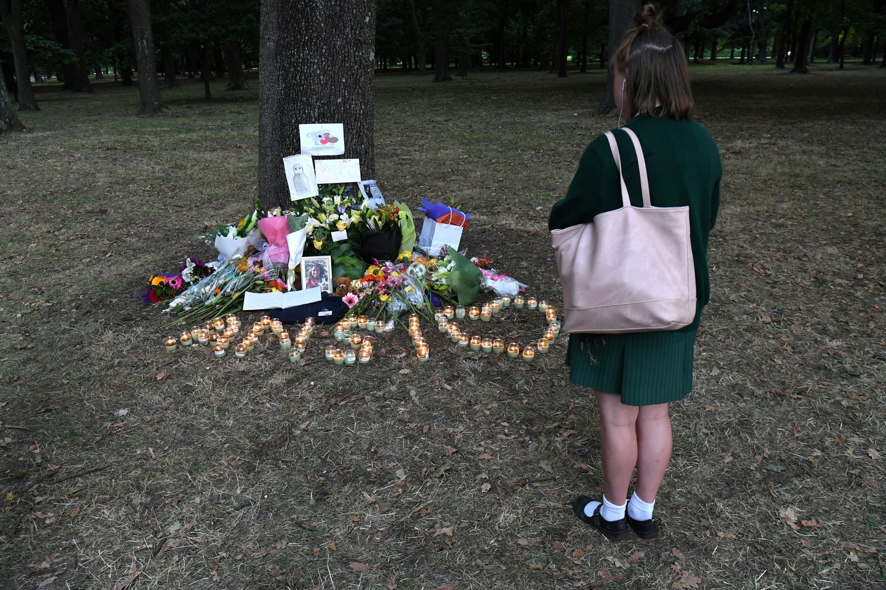 Una estudiante rinde homenaje a las víctimas de los ataques a la mezquita en Christchurch en Nueva Zelanda. Foto: AFP