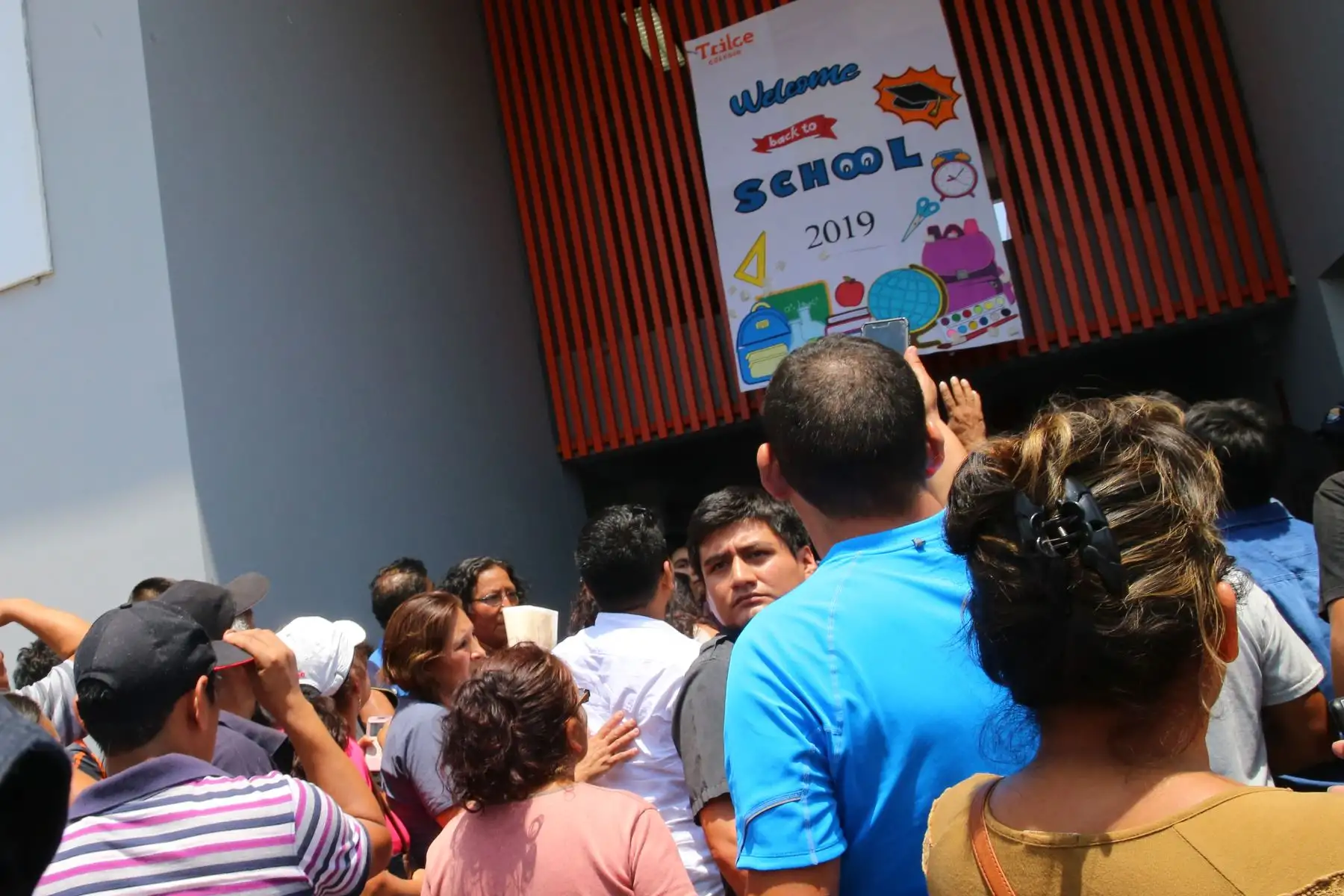 Villa El Salvador: un escolar muerto y otro herido por disparos en colegio. Foto: ANDINA/ Vidal Tarqui Villa El Salvador: un escolar muerto y otro herido por disparos en colegio. Foto: ANDINA/ Vidal Tarqui