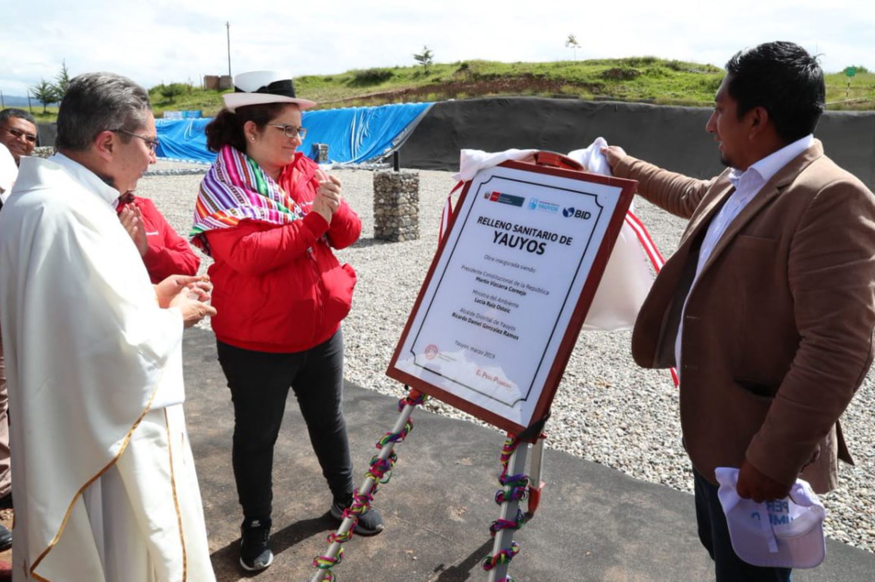 La ministra del Ambiente, Lucía Ruíz, inauguró hoy un relleno sanitario y una planta de valorización de residuos sólidos orgánicos e inorgánicos, que beneficiarán a más de 9,000 habitantes del distrito de Yauyos, provincia de Jauja, región Junín.