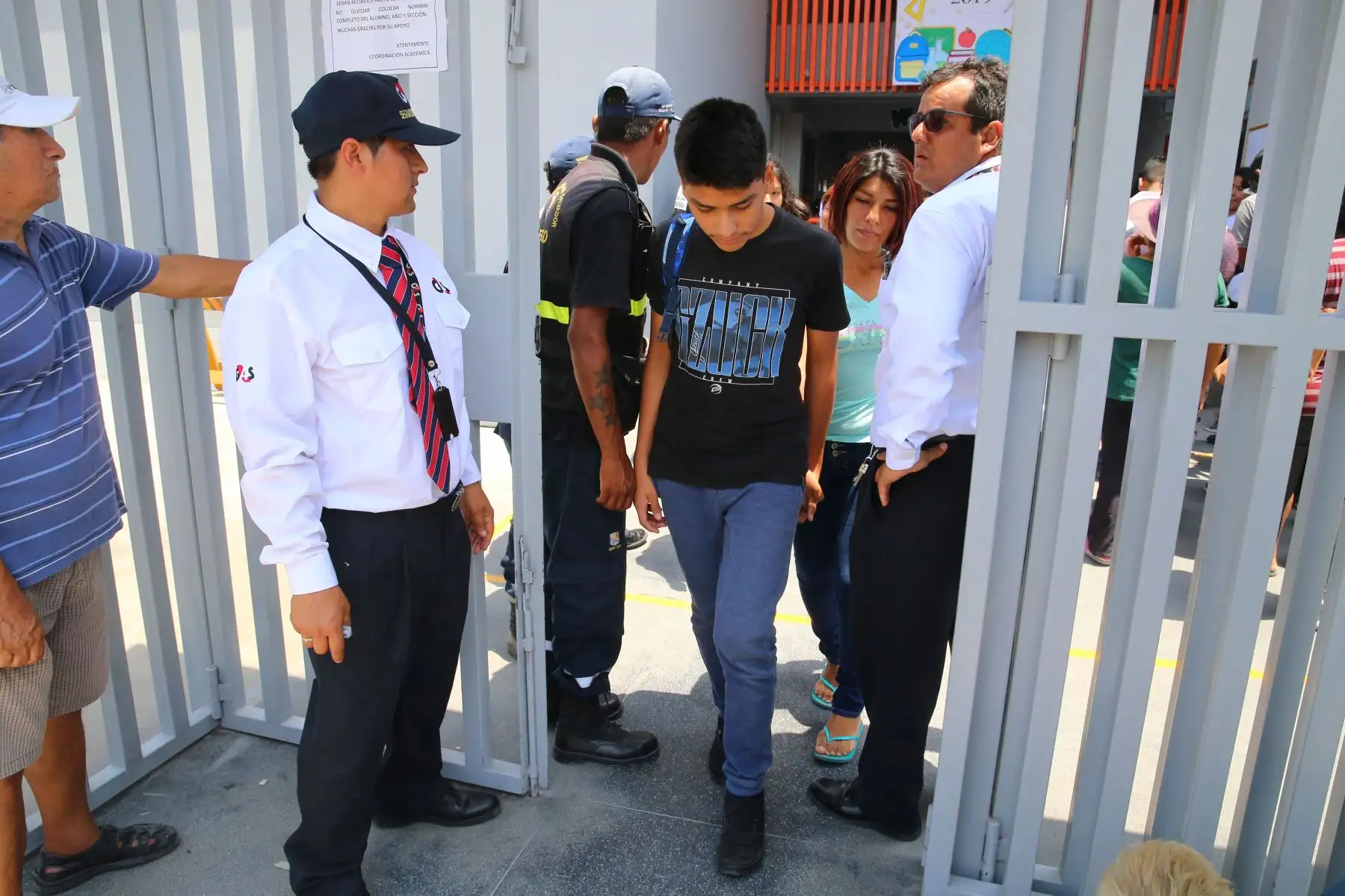 Villa El Salvador: un escolar muerto y otro herido por disparos en colegio. Foto: ANDINA/ Vidal Tarqui Villa El Salvador: un escolar muerto y otro herido por disparos en colegio. Foto: ANDINA/ Vidal Tarqui