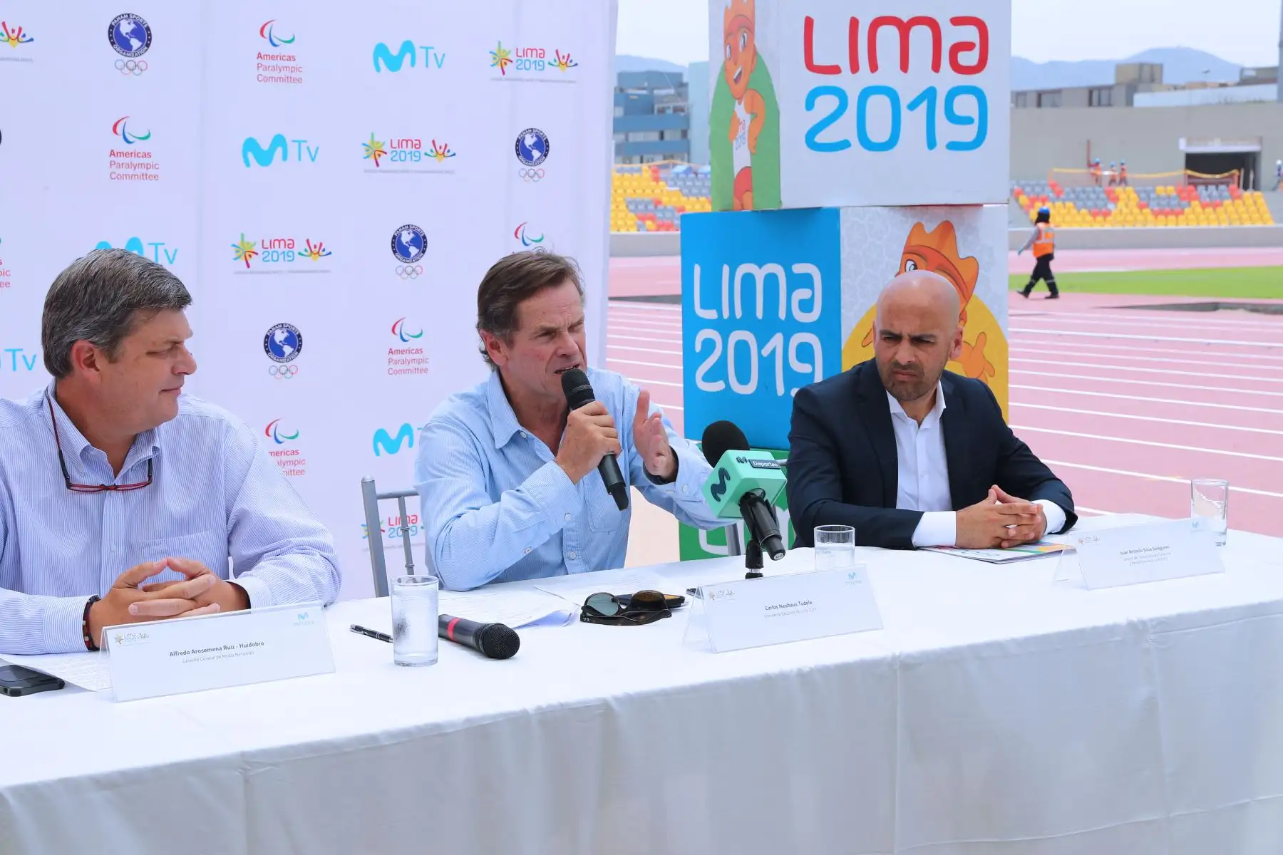 Firma de contrato de sesión de derechos de medios a Movistar, por Alfredo Arosemena, CEO de Media Networks y Carlos Neuhaus, Director Ejecutivo de los Panamericanos 2019. Foto:ANDINA/Norman Córdova