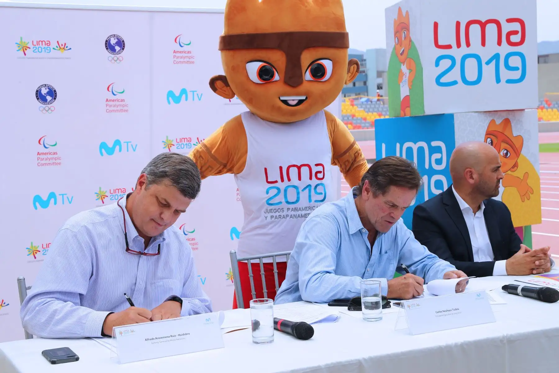 Firma de contrato de sesión de derechos de medios a Movistar, por Alfredo Arosemena, CEO de Media Networks y Carlos Neuhaus, Director Ejecutivo de los Panamericanos 2019. Foto:ANDINA/Norman Córdova