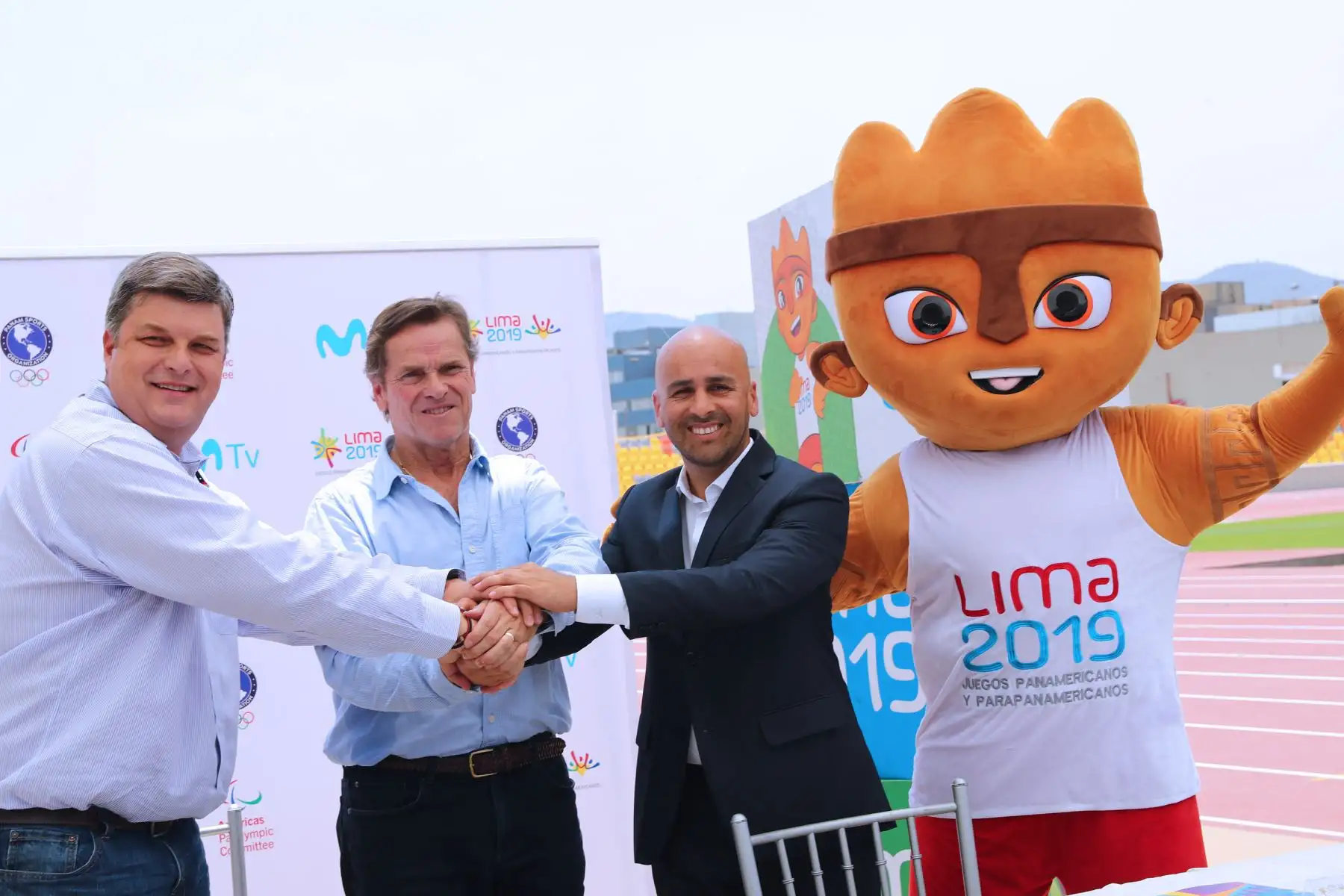 Firma de contrato de sesión de derechos de medios a Movistar, por Alfredo Arosemena, CEO de Media Networks y Carlos Neuhaus, Director Ejecutivo de los Panamericanos 2019. Foto:ANDINA/Norman Córdova