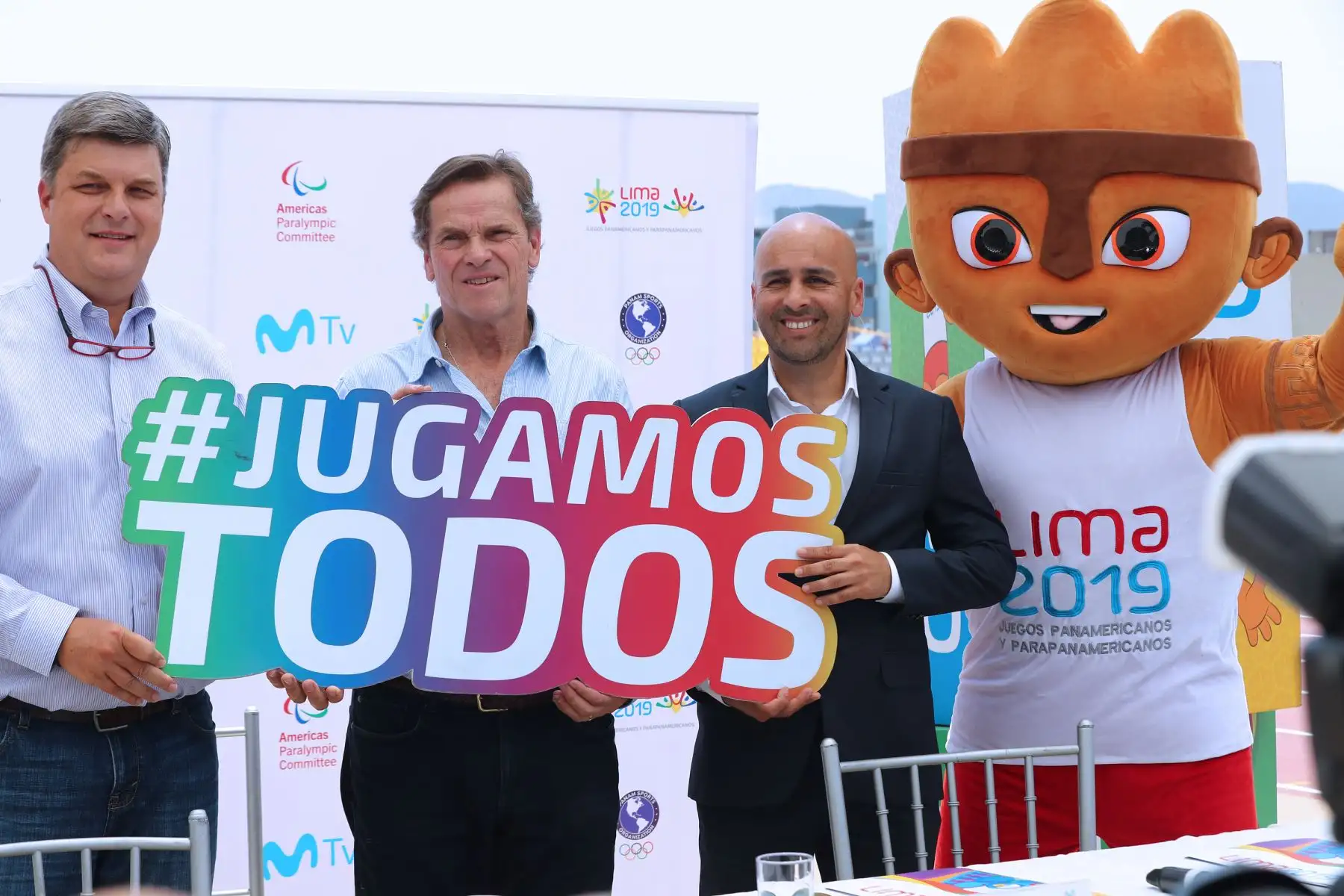 Firma de contrato de sesión de derechos de medios a Movistar, por Alfredo Arosemena, CEO de Media Networks y Carlos Neuhaus, Director Ejecutivo de los Panamericanos 2019. Foto:ANDINA/Norman Córdova