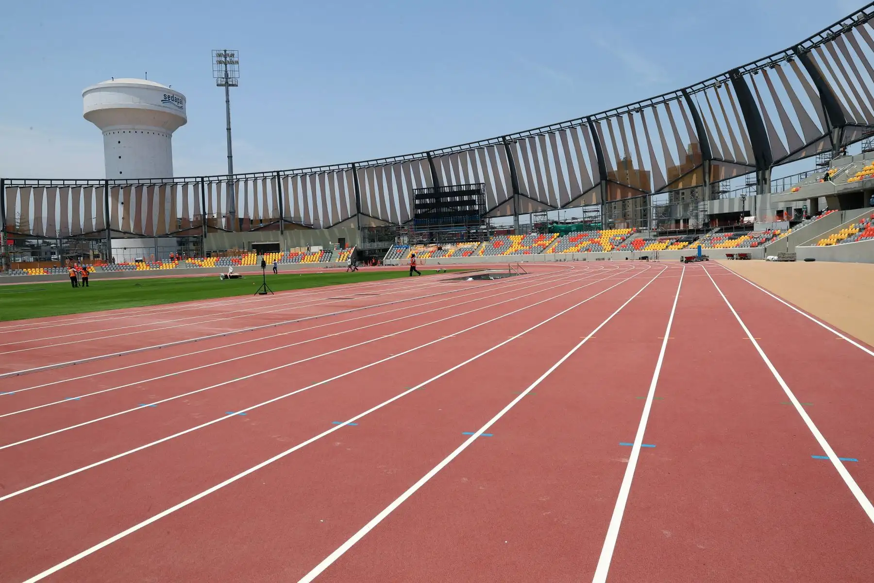 Pista de atletismo  y persianas para cortar el viento  Foto: ANDINA/Norman Córdova