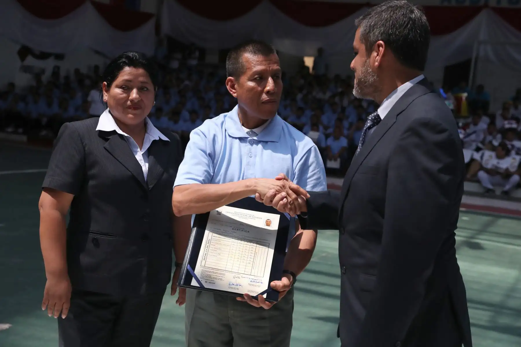 Alumno del Centro de educación básica alternativa del Penal de Lurigancho, recibe su certificado de estudios por haber culminado exitosamente sus estudios primarios y secundarios.  Foto: ANDINA/Melina Mejía