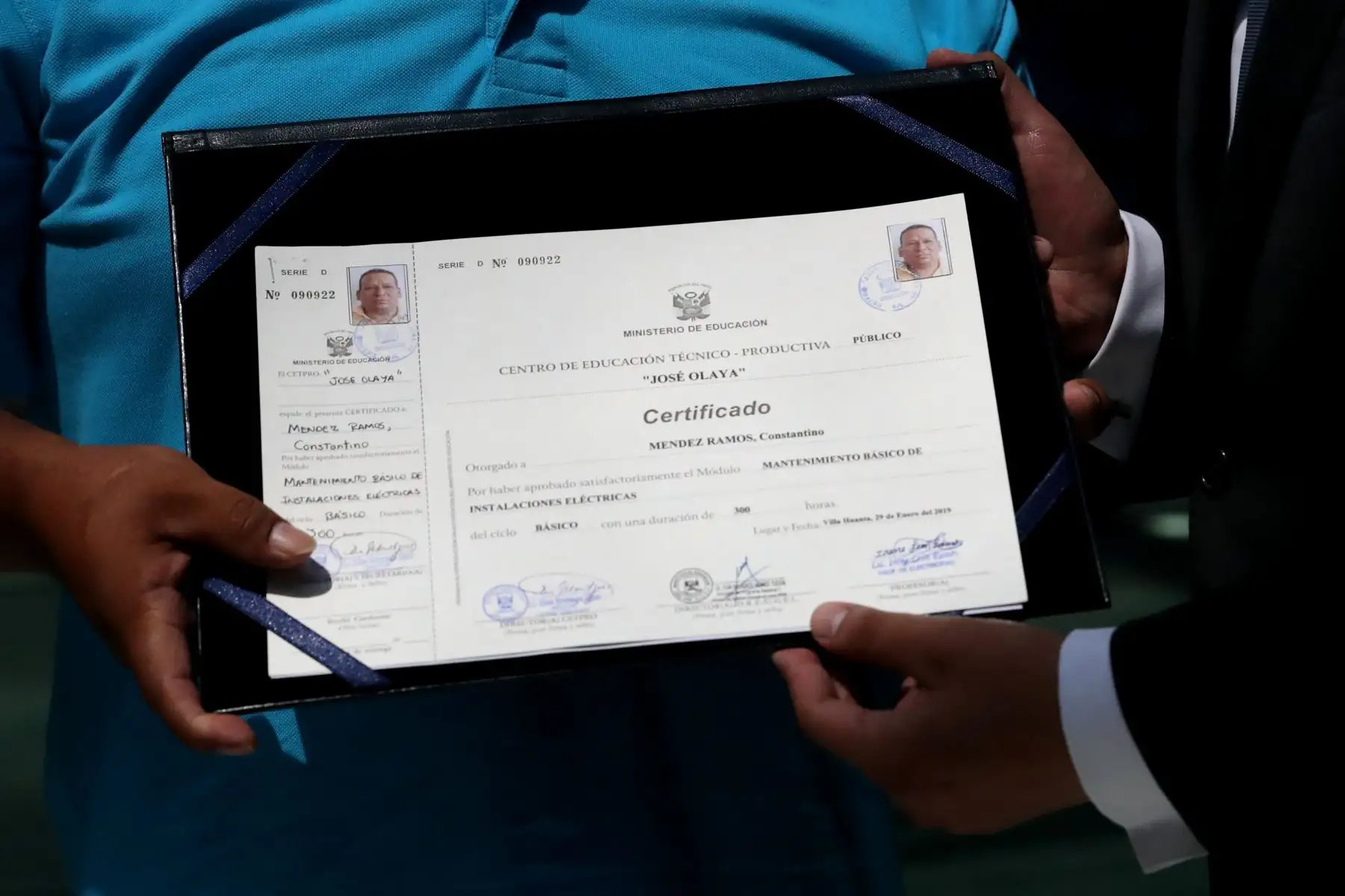 Constantino Mendez, recibe su certificado tras haber terminado sus estudios técnicos en el Cetpro del Penal de Lurigancho.  Foto: ANDINA/Melina Mejía