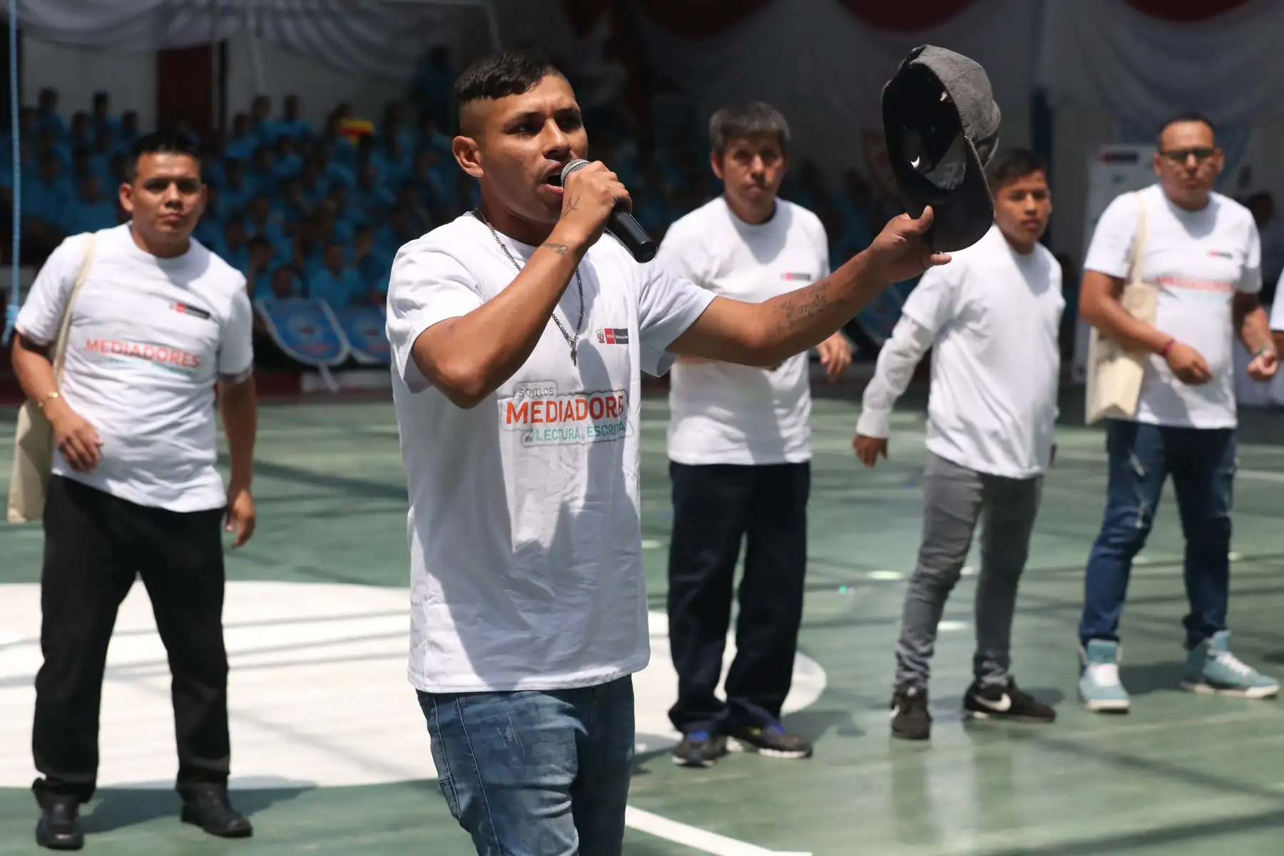 Los alumnos del programa "La libertad de la palabra" cantan durante el inicio del año académico en el Penal de Lurigancho.  Foto: ANDINA/Melina Mejía