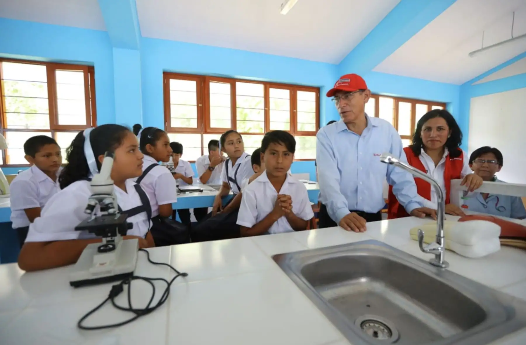 Jefe de Estado Martin Vizcarra inspeccionó el desarrollo de actividades escolares en I.E.  Miguel Grau, de La Florida en Cajamarca.Foto: ANDINA/Prensa Presidencia