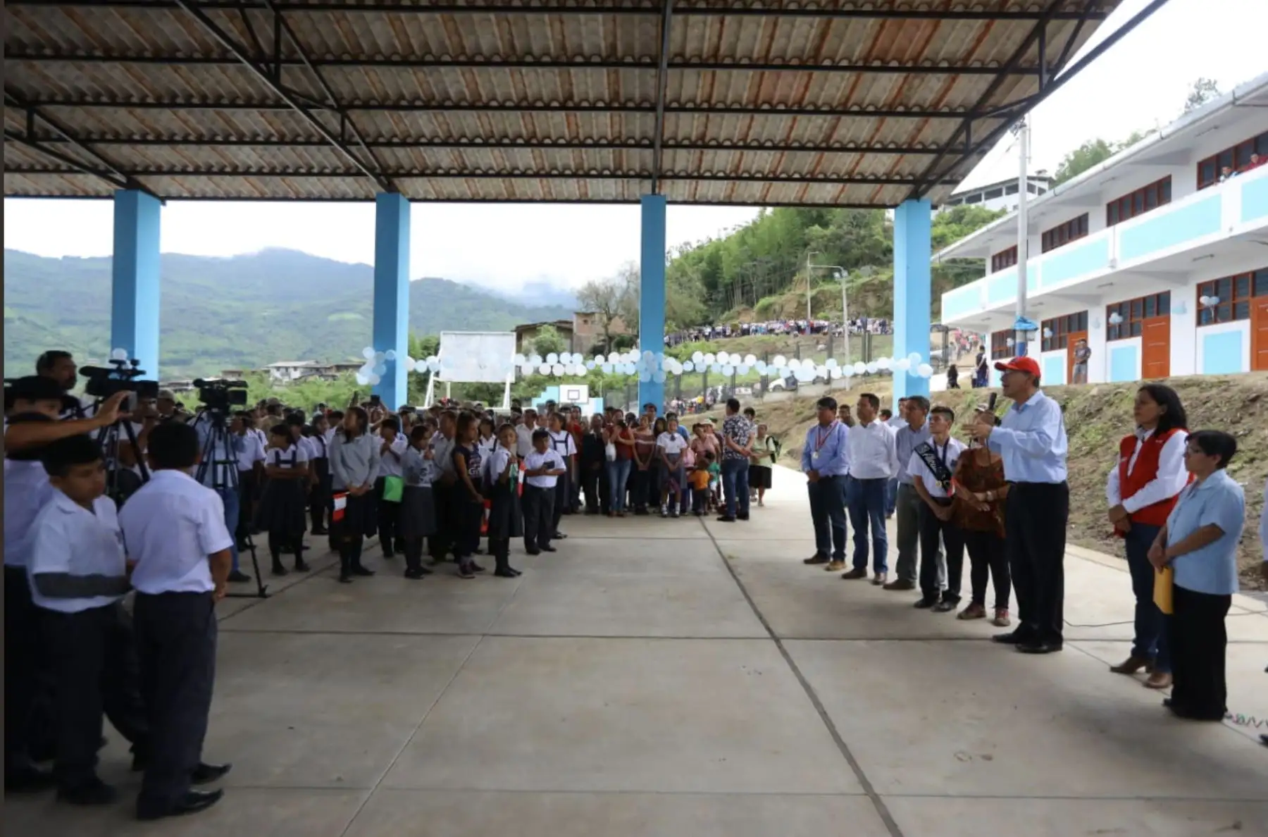 Jefe de Estado Martin Vizcarra inspeccionó el desarrollo de actividades escolares en I.E.  Miguel Grau, de La Florida en Cajamarca.Foto: ANDINA/Prensa Presidencia