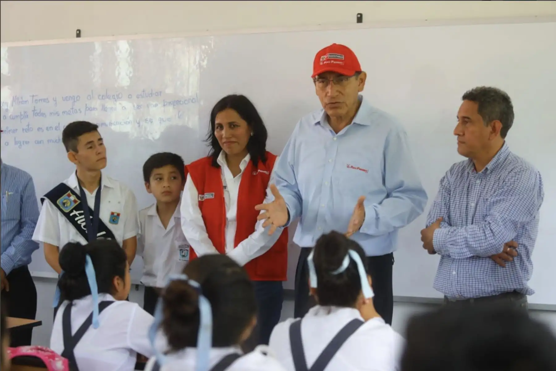 Jefe de Estado Martin Vizcarra inspeccionó el desarrollo de actividades escolares en I.E.  Miguel Grau, de La Florida en Cajamarca.Foto: ANDINA/Prensa Presidencia