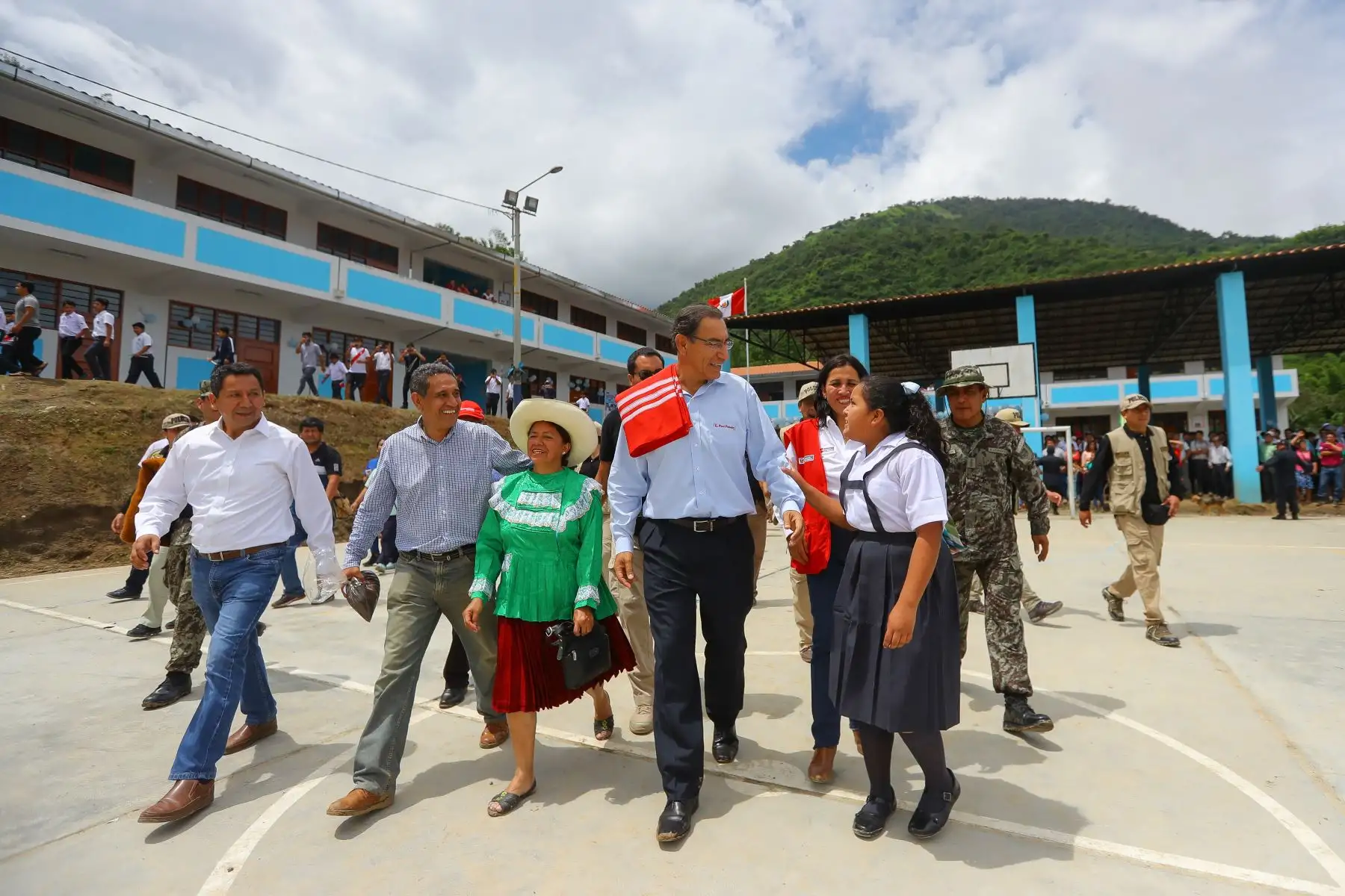 Jefe de Estado  Martin Vizcarra supervisó el inicio del año escolar en la IE Miguel Grau, de La Florida en Cajamarca, región donde entrega 10 instituciones educativas mejoradas y ampliadas.Foto.ANDINA/Prensa Presidencia