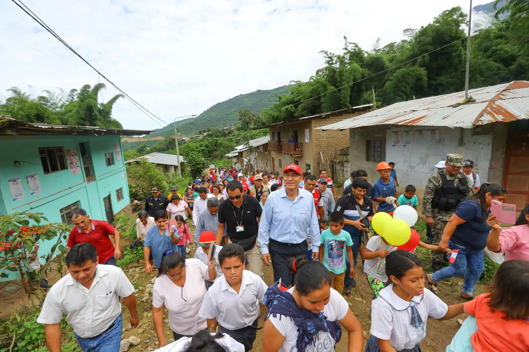 Jefe de Estado  Martin Vizcarra supervisó el inicio del año escolar en la IE Miguel Grau, de La Florida en Cajamarca, región donde entrega 10 instituciones educativas mejoradas y ampliadas.Foto.ANDINA/Prensa Presidencia