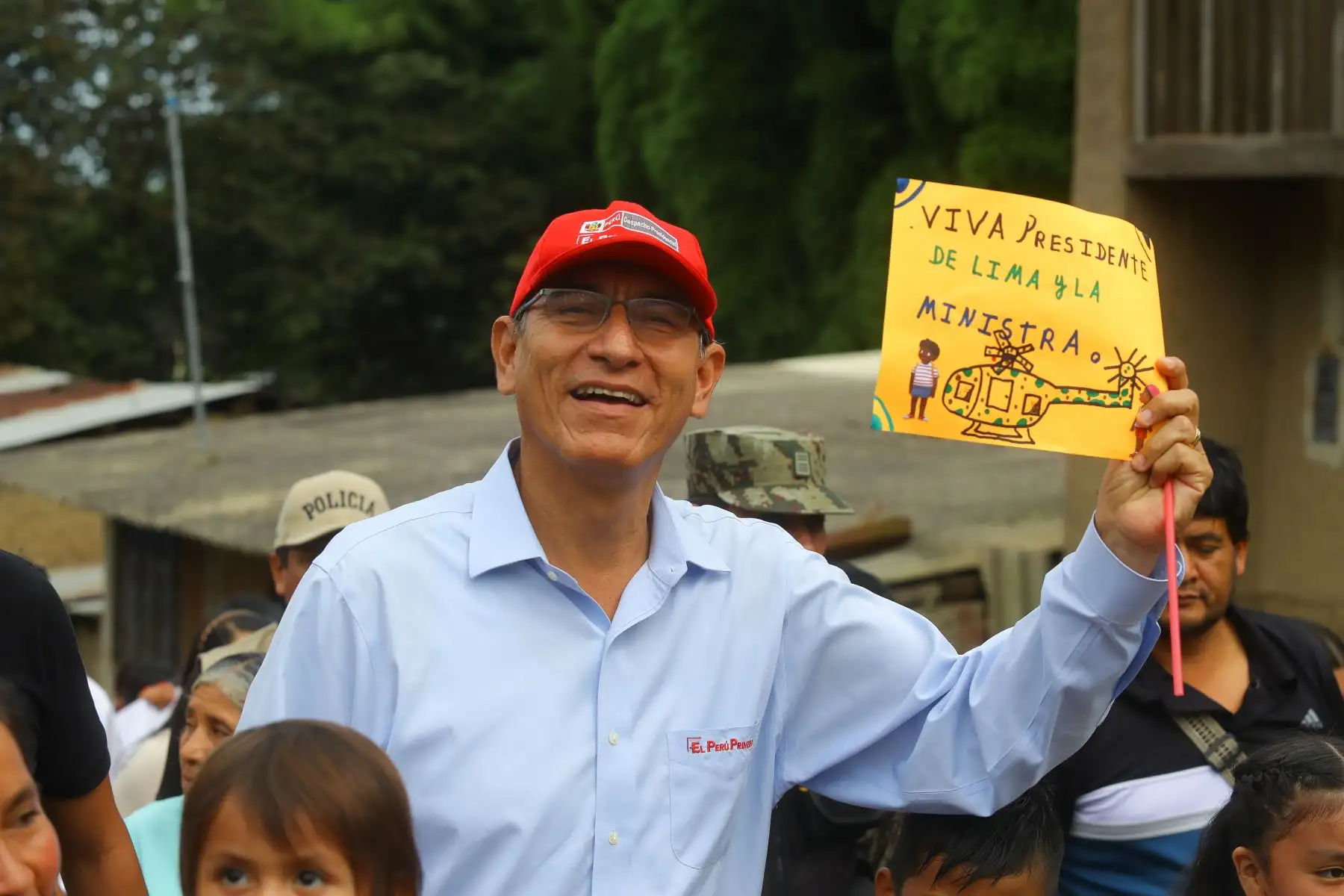 Jefe de Estado  Martin Vizcarra supervisó el inicio del año escolar en la IE Miguel Grau, de La Florida en Cajamarca, región donde entrega 10 instituciones educativas mejoradas y ampliadas.Foto.ANDINA/Prensa Presidencia