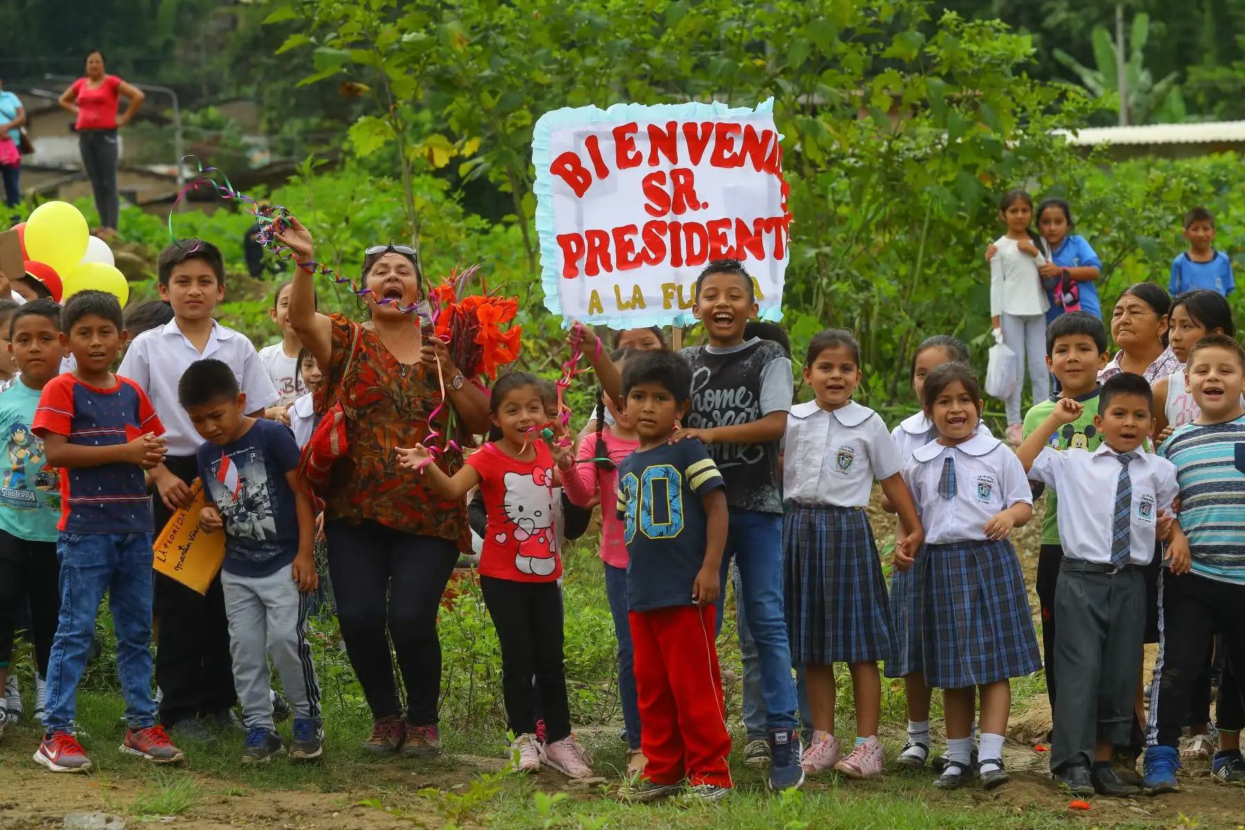 Jefe de Estado  Martin Vizcarra supervisó el inicio del año escolar en la IE Miguel Grau, de La Florida en Cajamarca, región donde entrega 10 instituciones educativas mejoradas y ampliadas.Foto.ANDINA/Prensa Presidencia