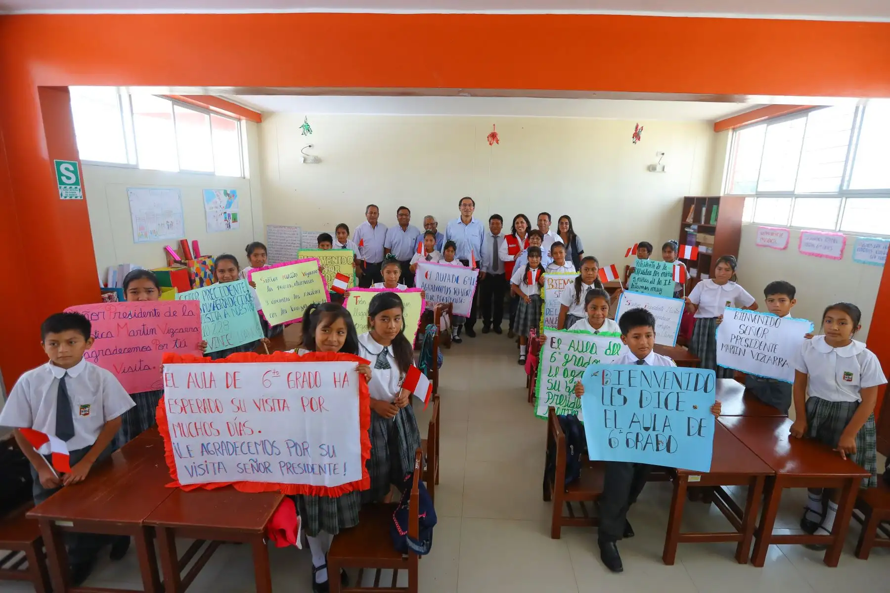 Jefe de Estado  Martin Vizcarra supervisó el inicio del año escolar en la IE Miguel Grau, de La Florida en Cajamarca, región donde entrega 10 instituciones educativas mejoradas y ampliadas.Foto.ANDINA/Prensa Presidencia