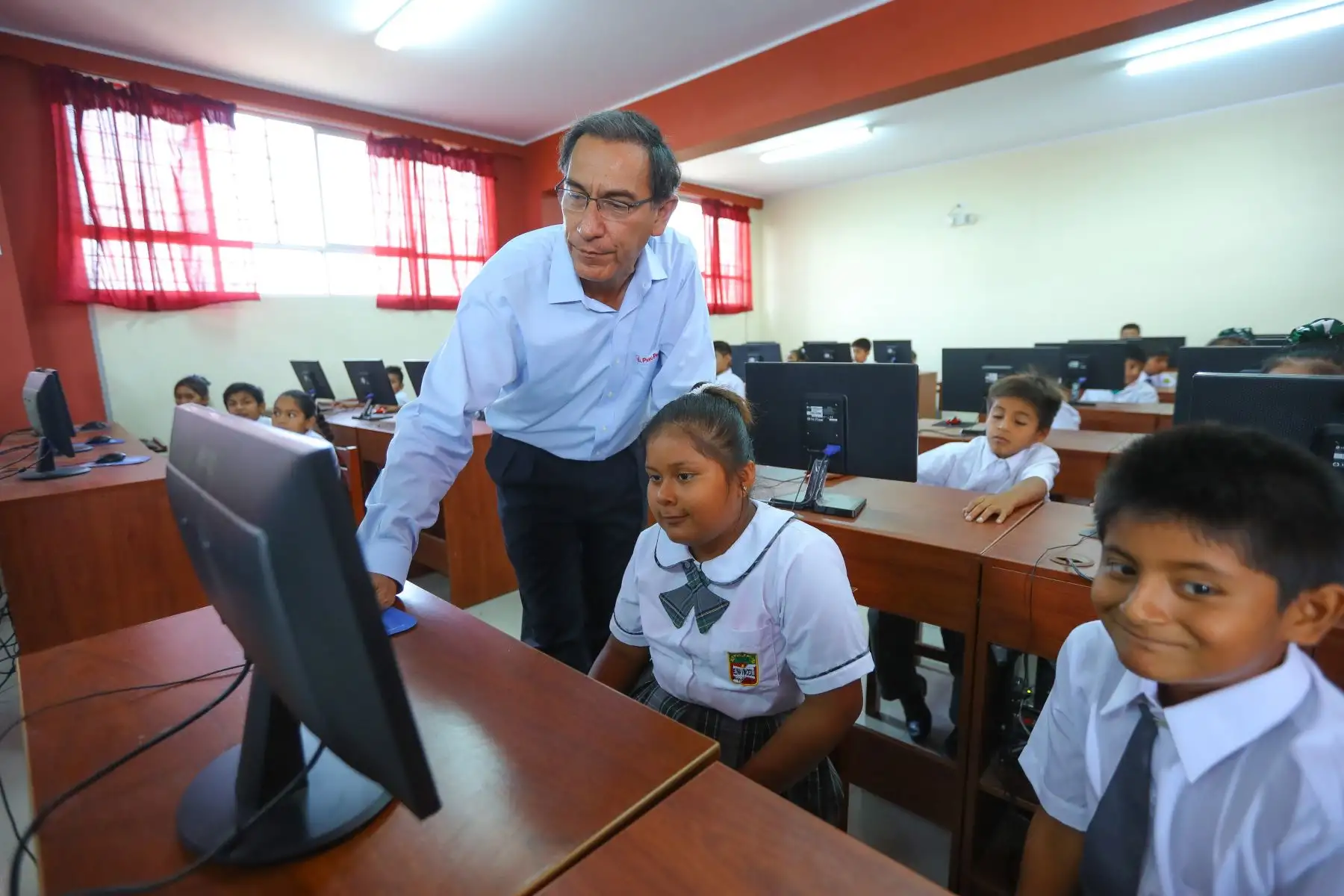 Jefe de Estado  Martin Vizcarra supervisó el inicio del año escolar en la IE Miguel Grau, de La Florida en Cajamarca, región donde entrega 10 instituciones educativas mejoradas y ampliadas.Foto.ANDINA/Prensa Presidencia