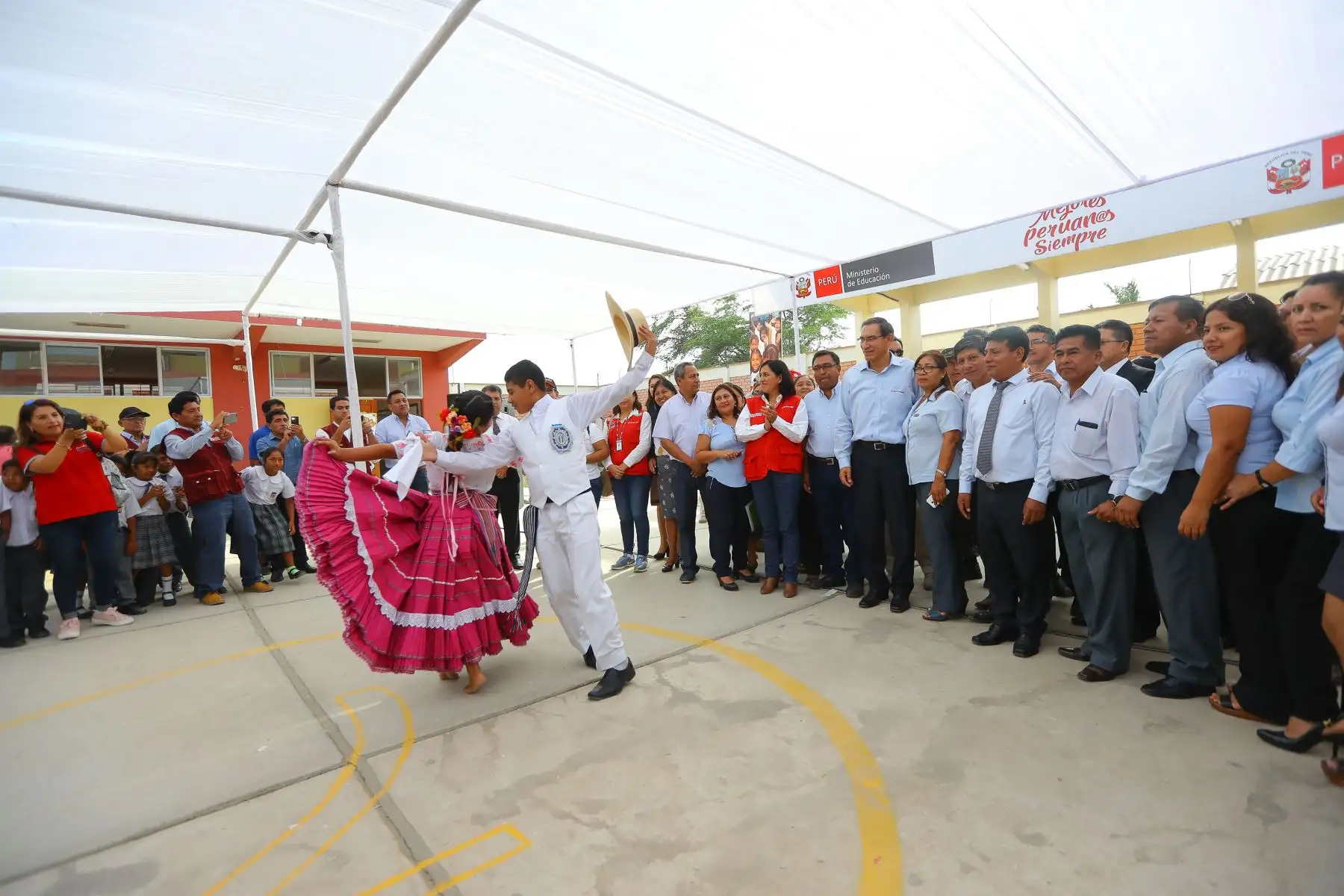 Jefe de Estado  Martin Vizcarra supervisó el inicio del año escolar en la IE Miguel Grau, de La Florida en Cajamarca, región donde entrega 10 instituciones educativas mejoradas y ampliadas.Foto.ANDINA/Prensa Presidencia