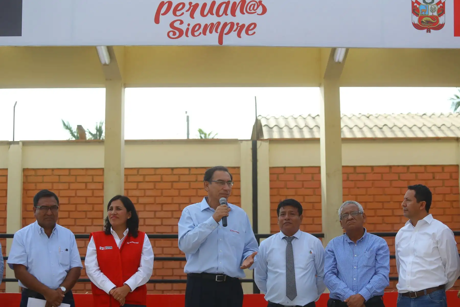 Jefe de Estado  Martin Vizcarra supervisó el inicio del año escolar en la IE Miguel Grau, de La Florida en Cajamarca, región donde entrega 10 instituciones educativas mejoradas y ampliadas.Foto.ANDINA/Prensa Presidencia