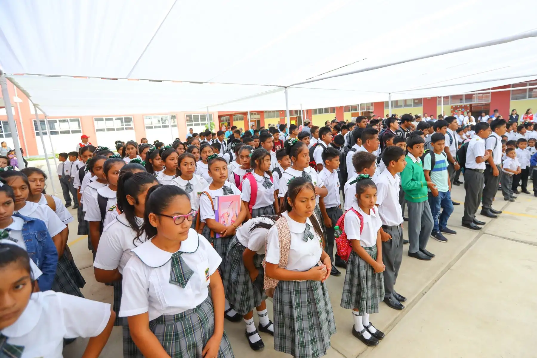 Jefe de Estado  Martin Vizcarra supervisó el inicio del año escolar en la IE Miguel Grau, de La Florida en Cajamarca, región donde entrega 10 instituciones educativas mejoradas y ampliadas.Foto.ANDINA/Prensa Presidencia