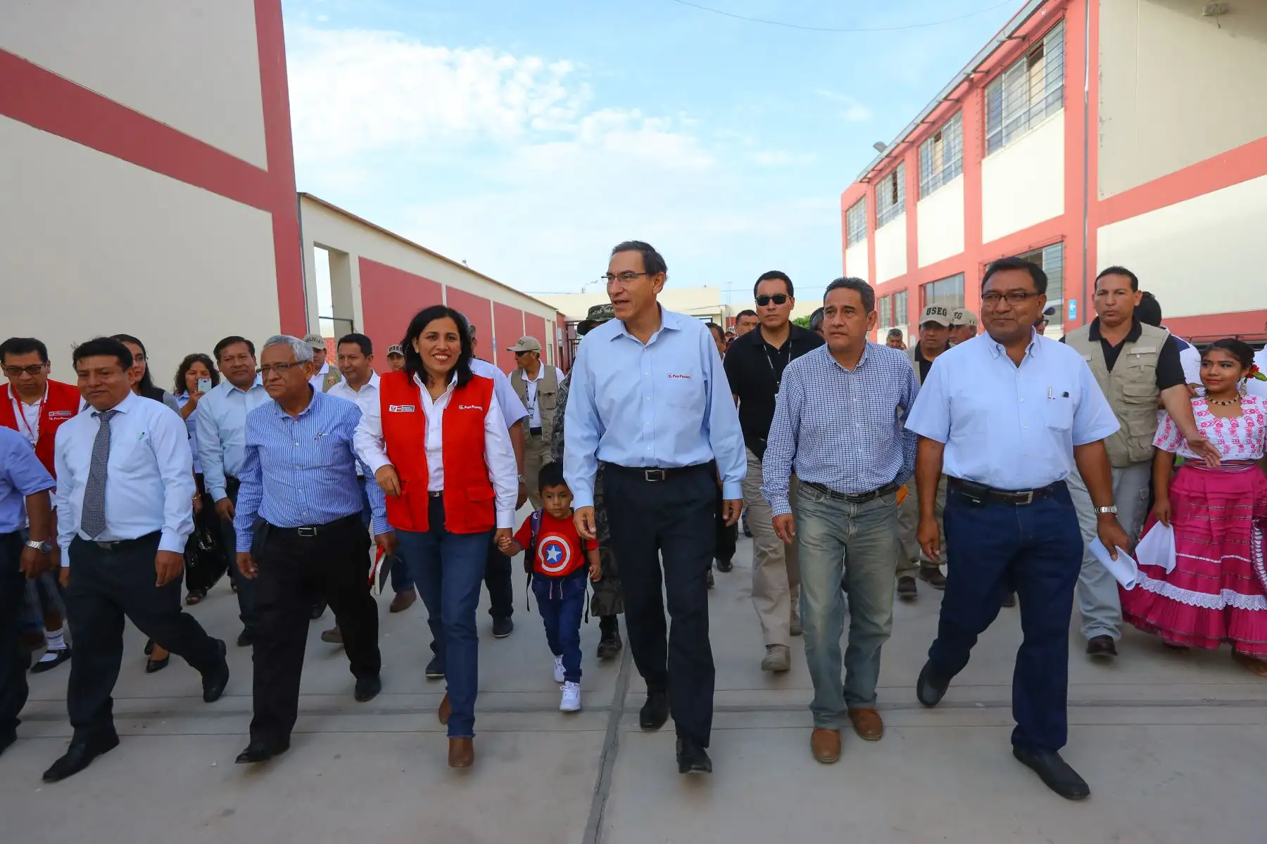 Jefe de Estado  Martin Vizcarra supervisó el inicio del año escolar en la IE Miguel Grau, de La Florida en Cajamarca, región donde entrega 10 instituciones educativas mejoradas y ampliadas.Foto.ANDINA/Prensa Presidencia