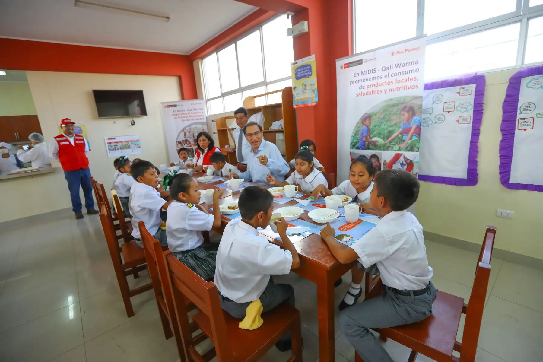 Jefe de Estado  Martin Vizcarra supervisó el inicio del año escolar en la IE Miguel Grau, de La Florida en Cajamarca, región donde entrega 10 instituciones educativas mejoradas y ampliadas.Foto.ANDINA/Prensa Presidencia