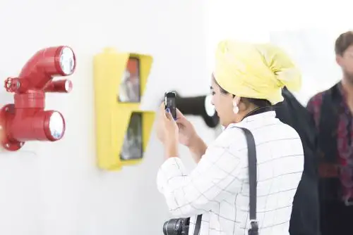 Público visitando muestra de arte.