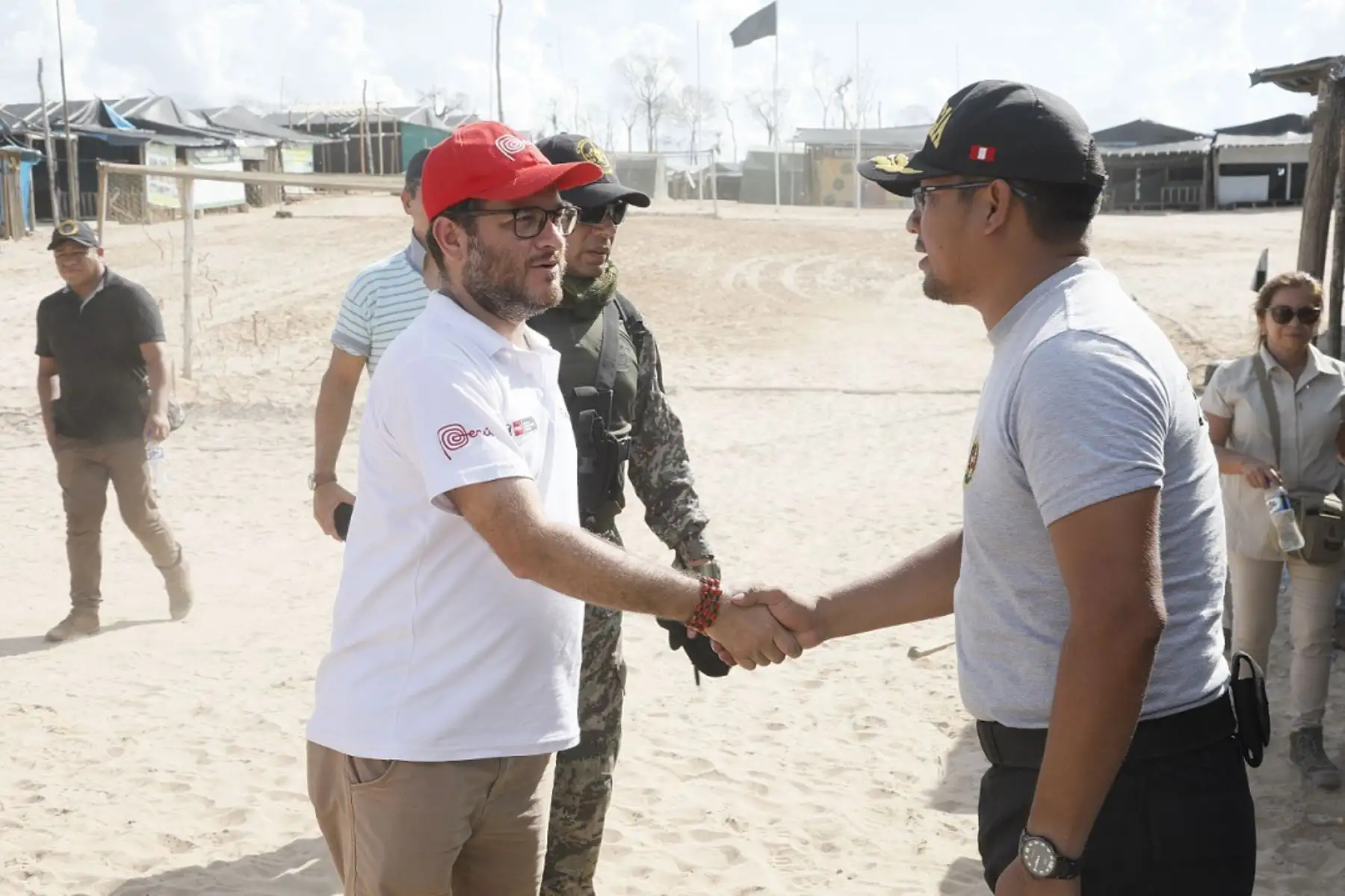 Ministro de Comercio Exterior y Turismo, Edgar Vásquez, visita la zona de La Pampa en Madre de Dios. Foto: Cortesía.