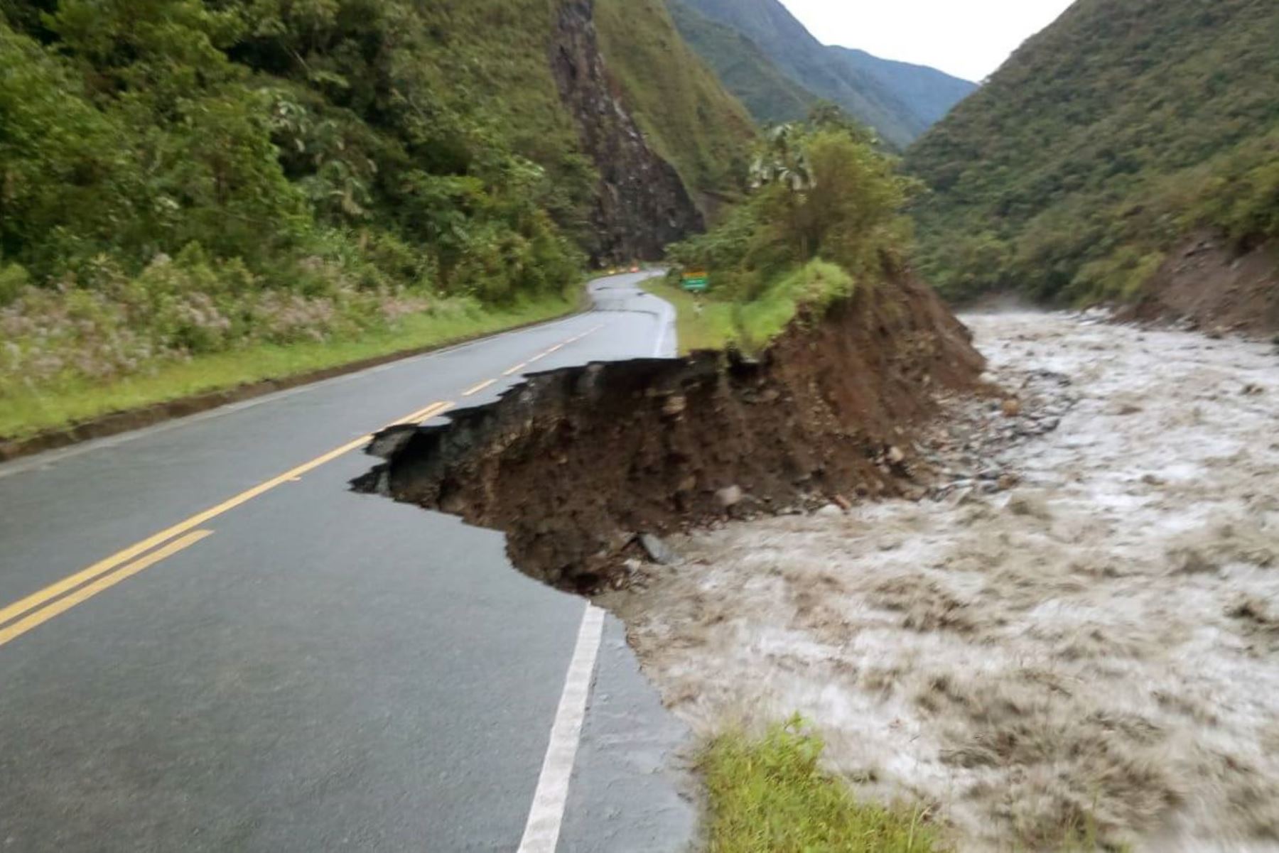 Crecida del río Araza provocó colapso parcial de la plataforma de la vía Interoceánica, en el sector Mamabamba, provincia cusqueña de Quispicanchi.
