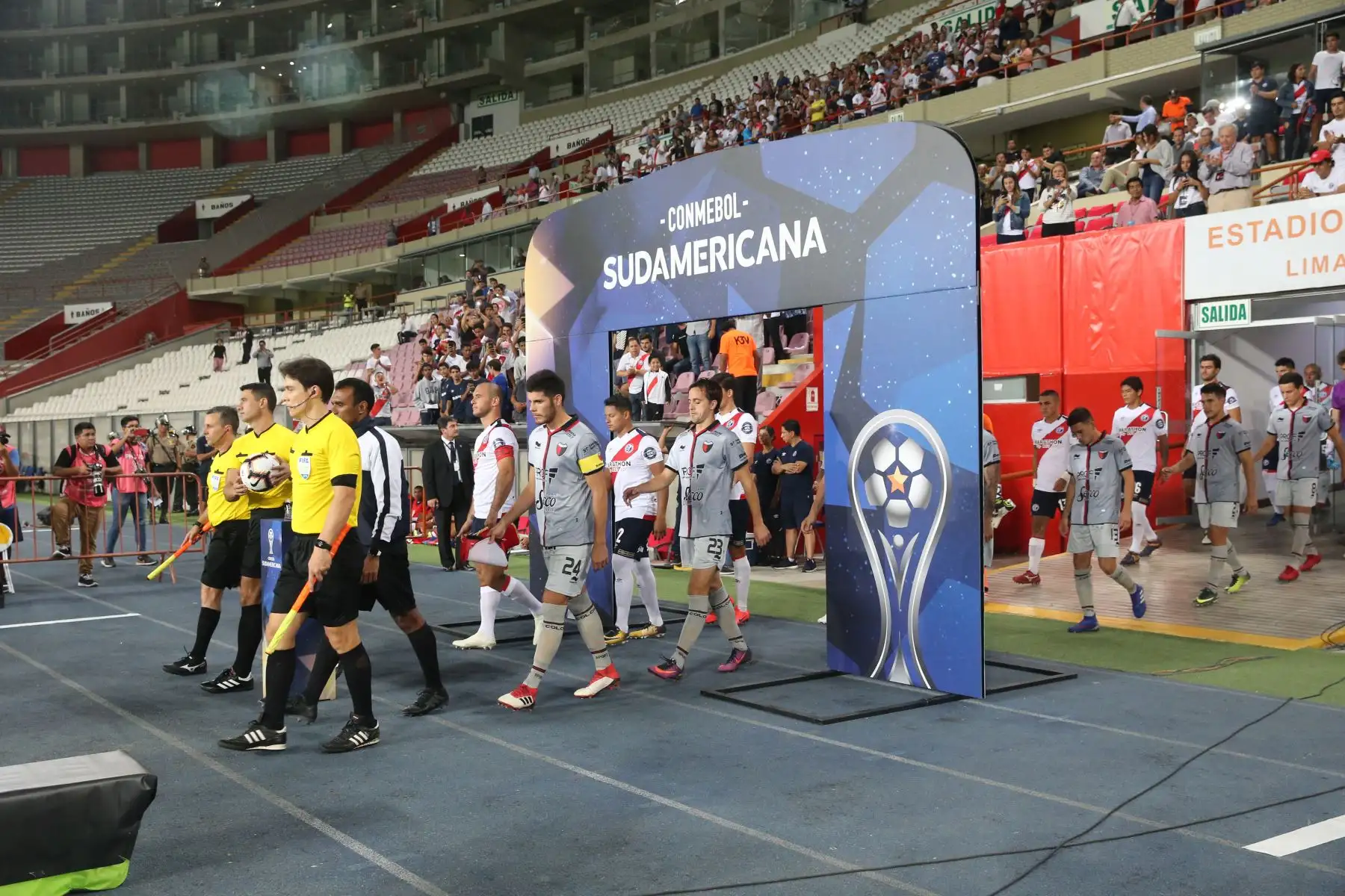 Deportivo Municipal perdió 3-0 frente al Atlético Colón de Santa Fe,en el  partido de ida por la primera fase de la Copa Sudamericana 2019, en el estadio nacional.Foto.ANDINA/ Jhony Laurente
