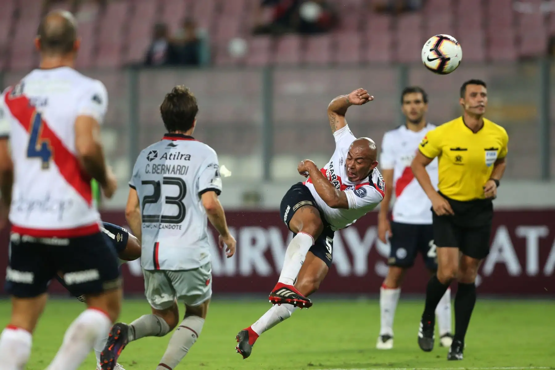Deportivo Municipal perdió 3-0 frente al Atlético Colón de Santa Fe, en el  partido de ida por la primera fase de la Copa Sudamericana 2019, en el estadio nacional.Foto.ANDINA/ Jhony Laurente