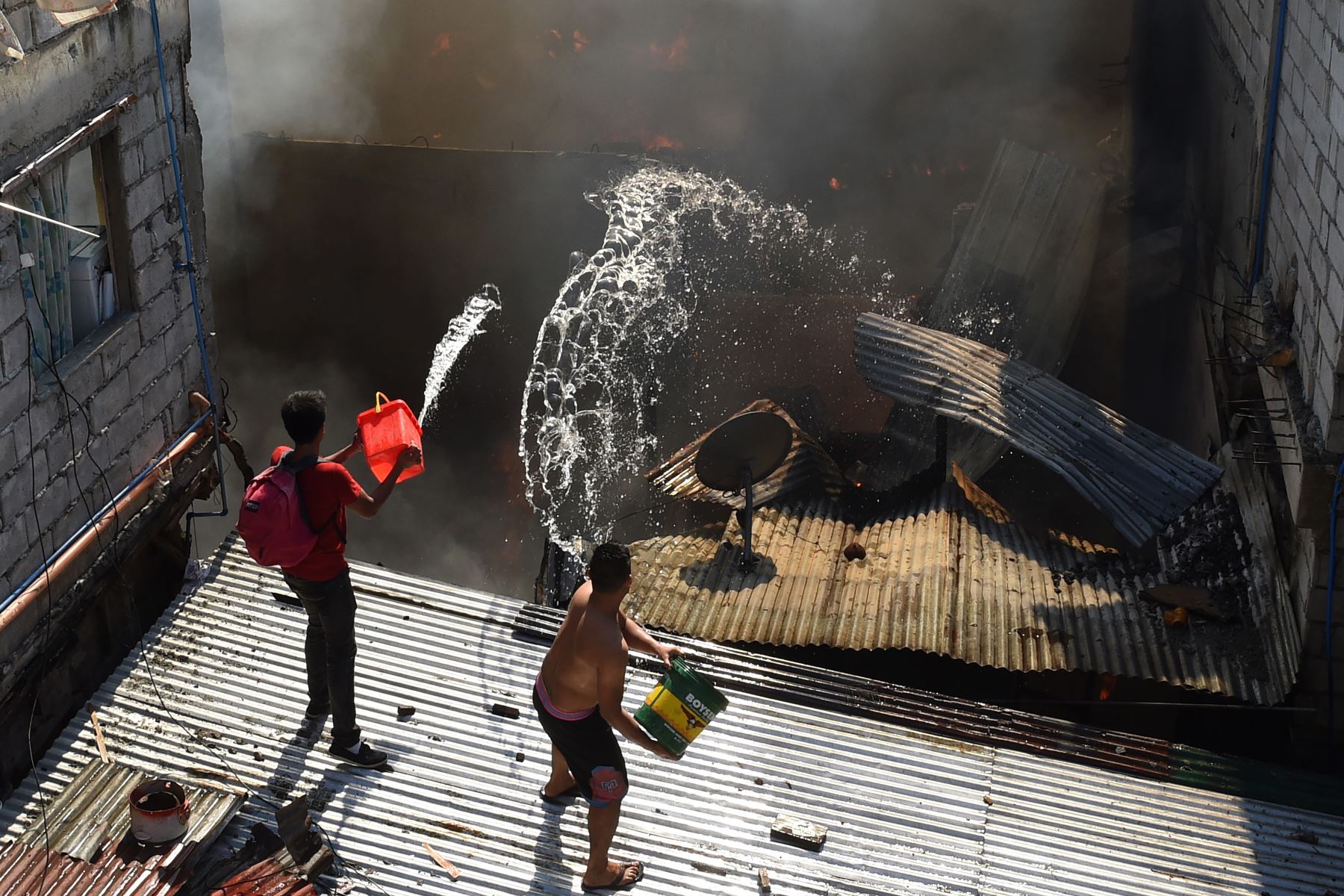 Incendio destruye 250 casas y deja 750 familias sin hogar en Manila. Foto: AFP