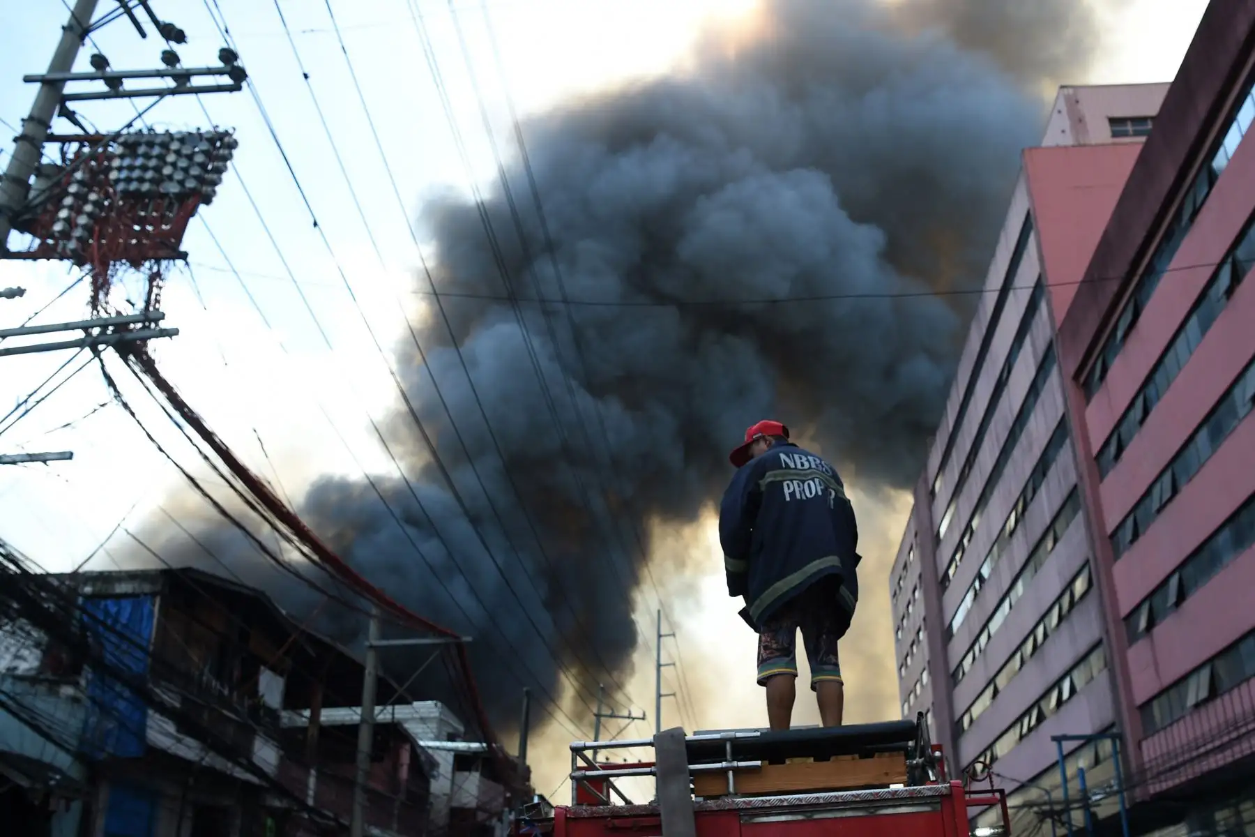 Incendio destruye 250 casas y deja 750 familias sin hogar en Manila. Foto: AFP