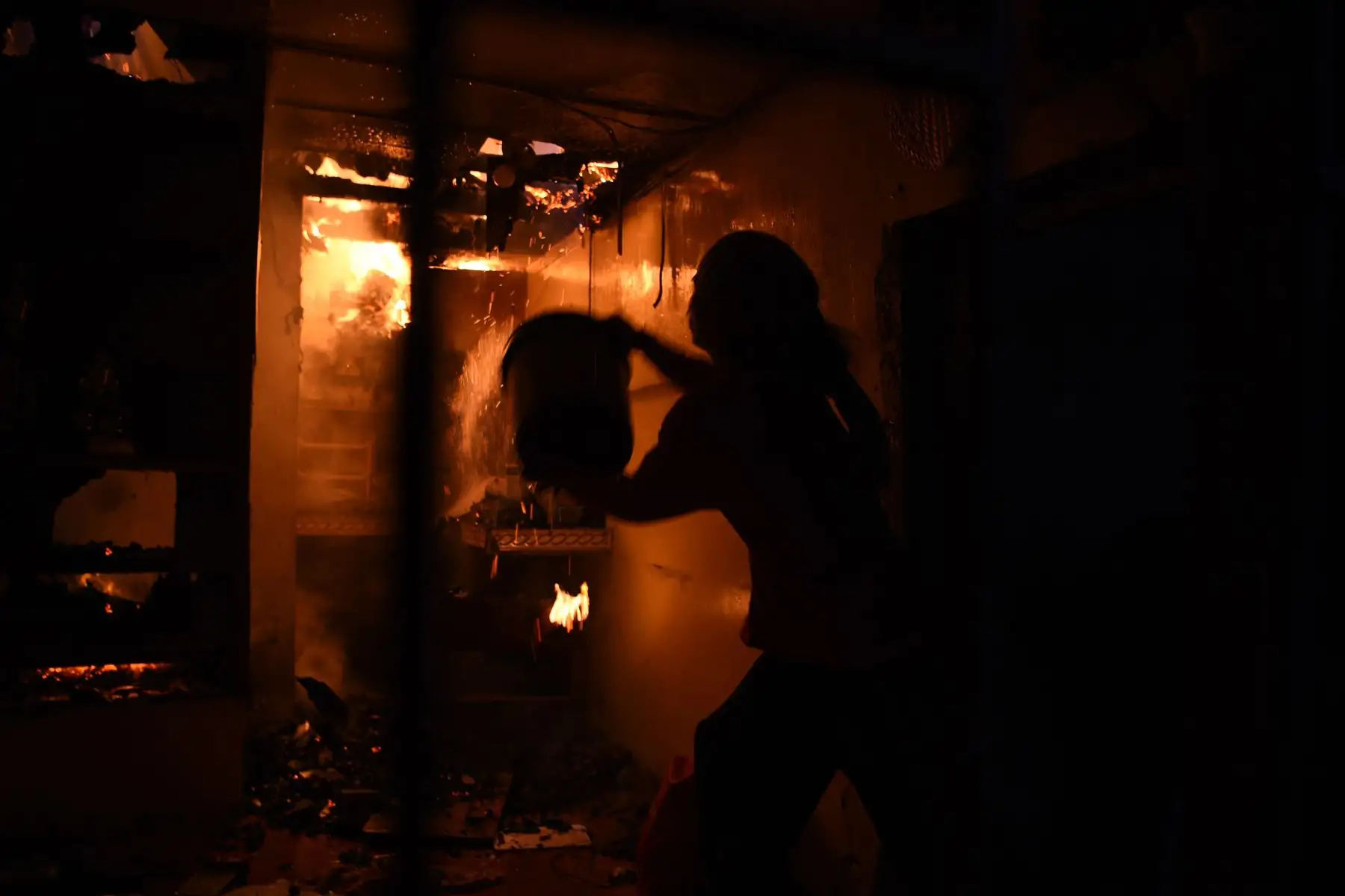 Incendio destruye 250 casas y deja 750 familias sin hogar en Manila. Foto: AFP