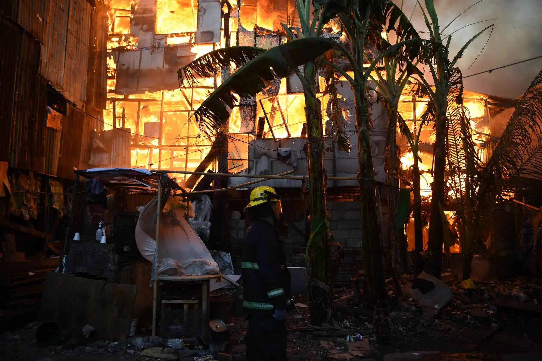 Incendio destruye 250 casas y deja 750 familias sin hogar en Manila. Foto: AFP