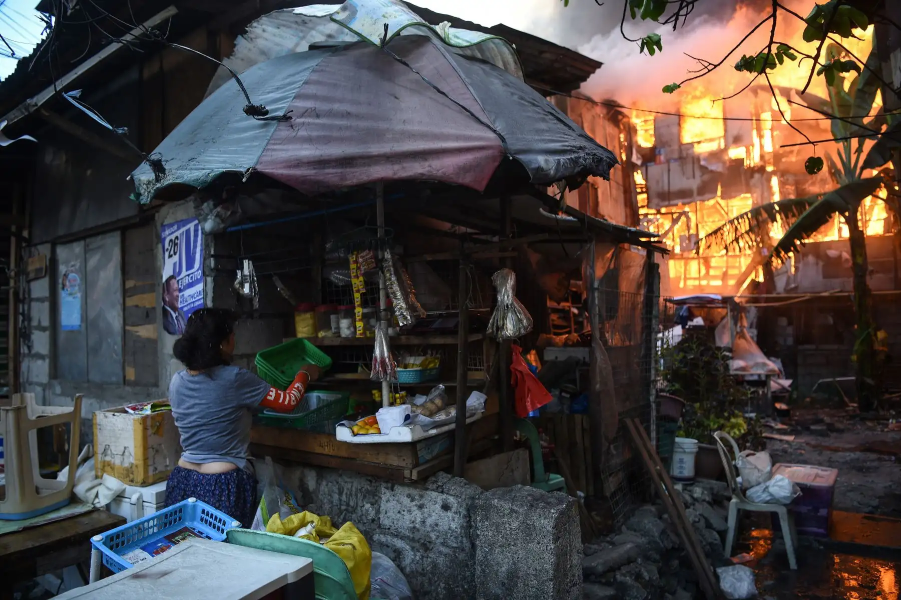 Incendio destruye 250 casas y deja 750 familias sin hogar en Manila. Foto: AFP