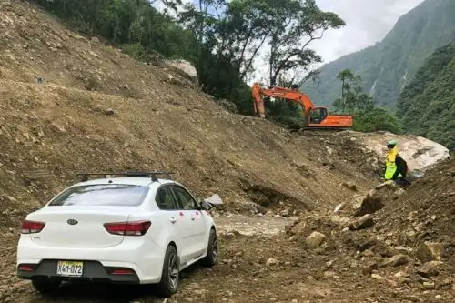 Con la habilitación de una trocha carrozable se reanuda el tránsito en la vía Interoceánica Cusco-Madre de Dios. ANDINA