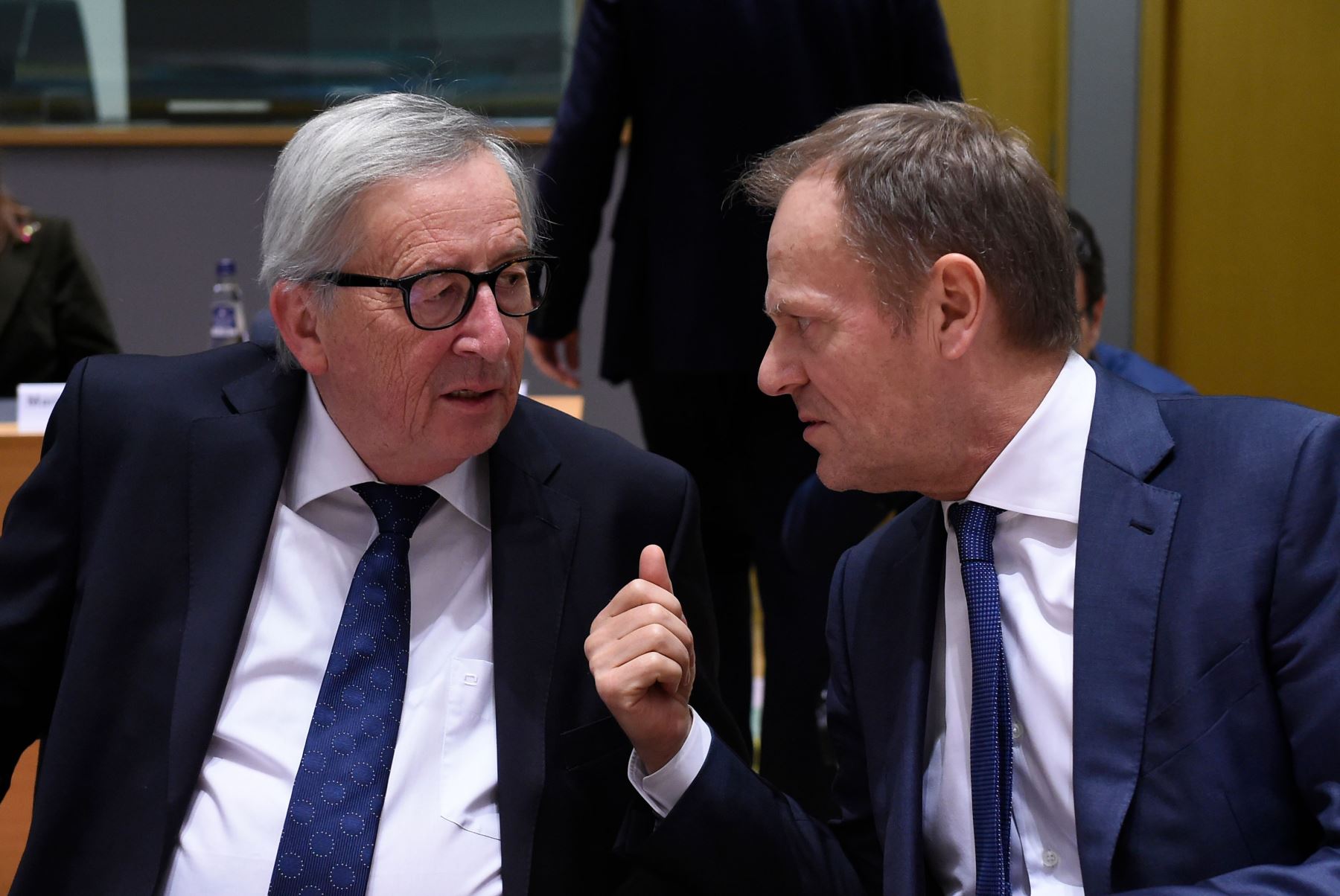 El presidente de la Comisión Europea, Jean-Claude Juncker (izquierda), conversa con el presidente del Consejo Europeo, Donald Tusk (derecha), durante una cumbre social tripartita de la Unión Europea. Foto: AFP.