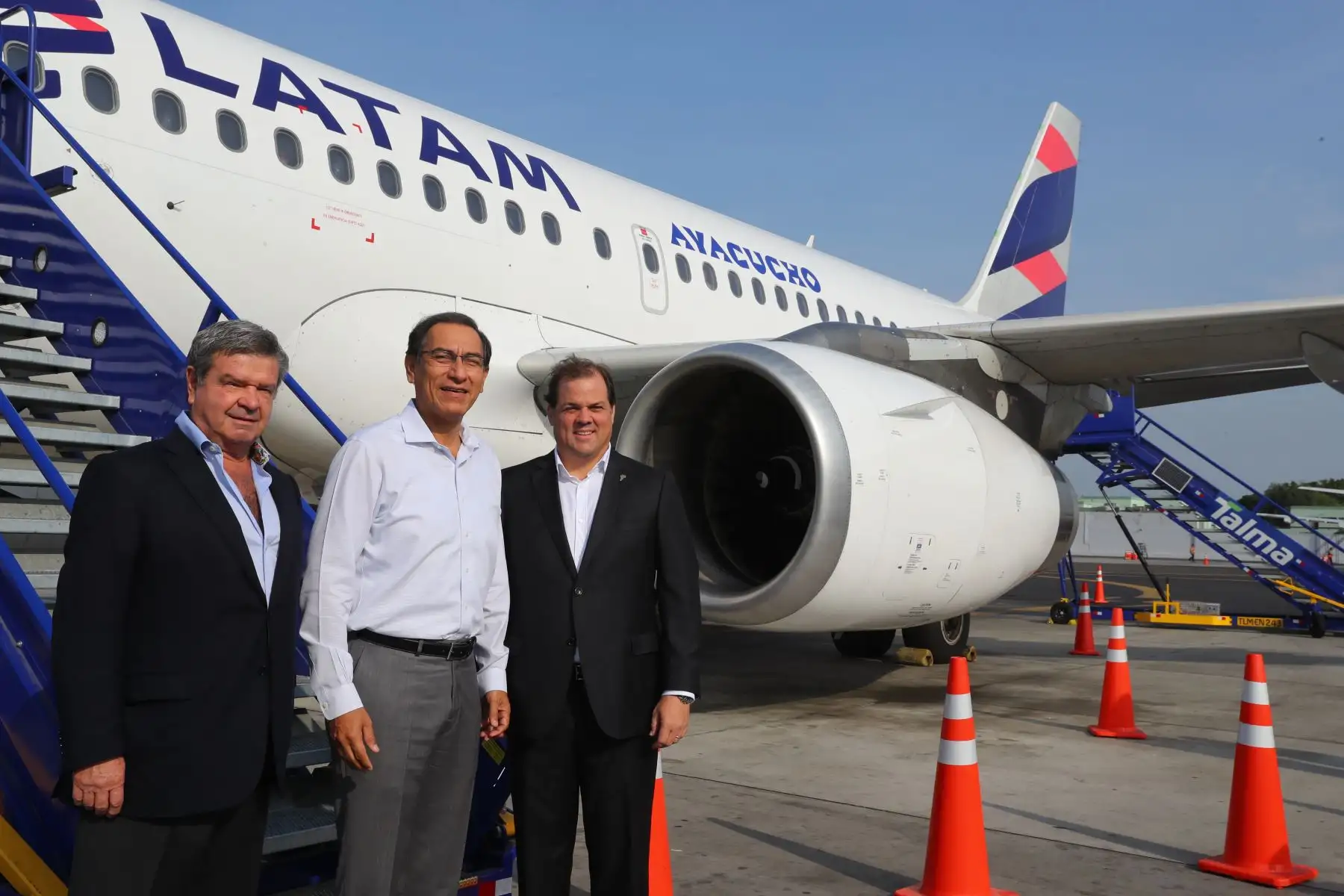 Presidente Vizcarra inaugura el primer vuelo comercial Lima -Ilo e inspecciona la carretera San Jerónimo Algarrobal. Foto: ANDINA/Prensa Presidencia