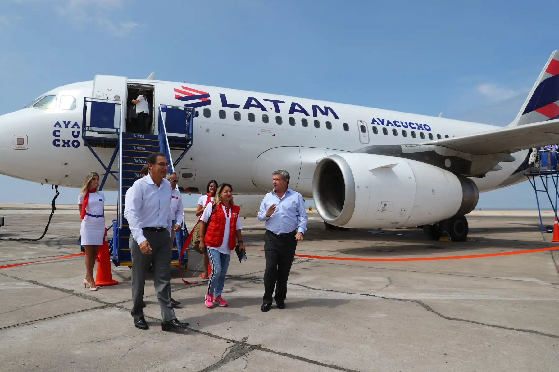Presidente Vizcarra inaugura el primer vuelo comercial Lima -Ilo e inspecciona la carretera San Jerónimo Algarrobal. Foto: ANDINA/Prensa Presidencia