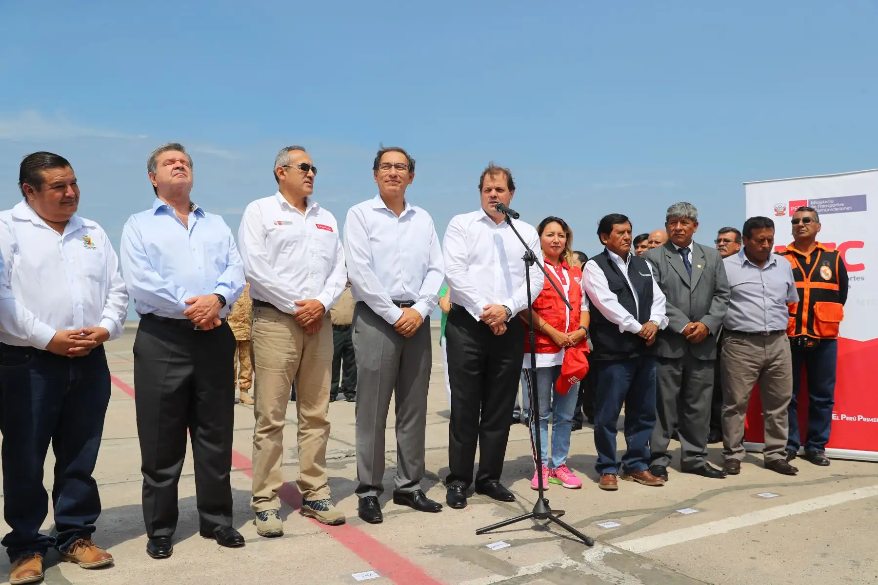 Presidente Vizcarra inaugura el primer vuelo comercial Lima -Ilo e inspecciona la carretera San Jerónimo Algarrobal. Foto: ANDINA/Prensa Presidencia